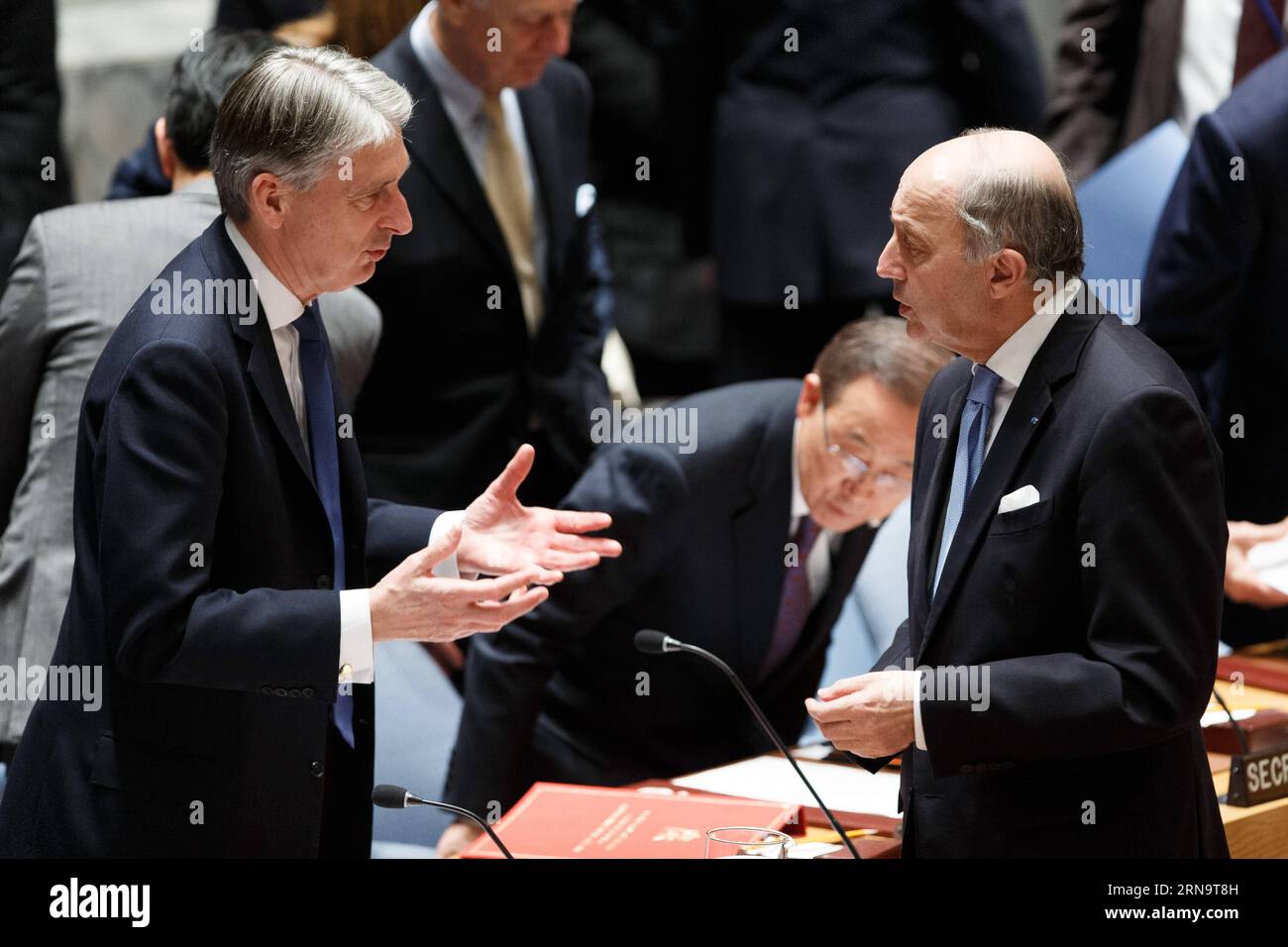 (151218) -- NEW YORK, 19. Dezember 2015 -- der britische Außenminister Philip Hammond (L) spricht mit dem französischen Außenminister Laurent Fabius vor dem Treffen des UN-Sicherheitsrates zu Syrien am 18. Dezember 2015 im UN-Hauptquartier in New York. Der UN-Sicherheitsrat hat am Freitag eine Resolution verabschiedet, die darauf abzielt, den Konflikt in Syrien durch Friedensgespräche zu beenden. (azp) UN-SICHERHEITSRAT-SYRIEN-RESOLUTION LixMuzi PUBLICATIONxNOTxINxCHN 151218 New York DEZ 19 2015 britischer Außenminister Philip Hammond l spricht vor dem Sicherheitsrat der Vereinten Nationen mit den französischen Außenministern Laurent Fabius Stockfoto
