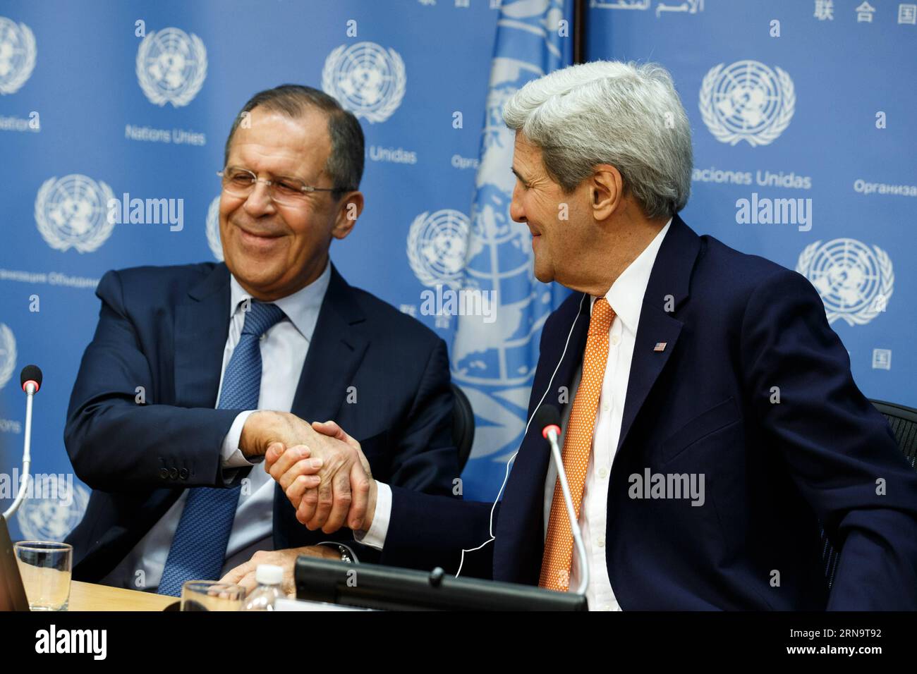 UN Sicherheitsrat billigt Friedensplan für Syrien (151219) -- NEW YORK, 19. Dezember 2015 -- US-Außenminister John Kerry (R), der russische Außenminister Sergej Lawrow und der Sondergesandte der Vereinten Nationen für Syrien Staffan de Mistura (nicht abgebildet) halten am 18. Dezember 2015 im UN-Hauptquartier in New York eine Pressekonferenz über Syrien ab. Der UN-Sicherheitsrat hat am Freitag eine Resolution verabschiedet, die darauf abzielt, den Konflikt in Syrien durch Friedensgespräche zu beenden. (azp) UN-USA-RUSSLAND-SYRIEN KONFLIKTPRESSEKONFERENZ LixMuzi PUBLICATIONxNOTxINxCHN UN-Sicherheitsrat genehmigt Friedensplan für Syrien New York DEC 1 Stockfoto