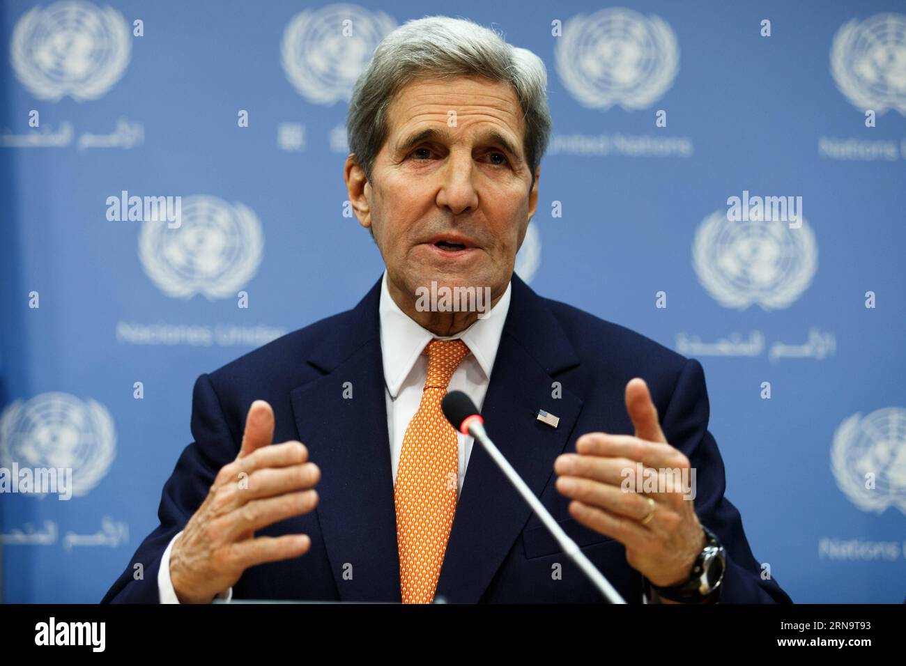 UN Sicherheitsrat billigt Friedensplan für Syrien (151219) -- NEW YORK, 19. Dezember 2015 -- US-Außenminister John Kerry, der russische Außenminister Sergej Lawrow (nicht abgebildet) und der Sondergesandte der Vereinten Nationen für Syrien Staffan de Mistura (nicht abgebildet) halten am 18. Dezember 2015 im UN-Hauptquartier in New York eine Pressekonferenz über Syrien ab. Der UN-Sicherheitsrat hat am Freitag eine Resolution verabschiedet, die darauf abzielt, den Konflikt in Syrien durch Friedensgespräche zu beenden. (azp) UN-USA-RUSSLAND-SYRIEN KONFLIKTPRESSEKONFERENZ LixMuzi PUBLICATIONxNOTxINxCHN UN-Sicherheitsrat genehmigt Friedensplan für Syrien Neu Stockfoto