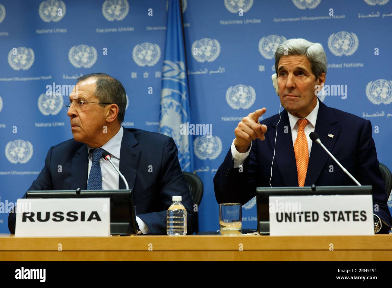 (151219) -- NEW YORK, 19. Dezember 2015 -- Außenminister John Kerry (R), russischer Außenminister Sergej Lawrow und Sondergesandter der Vereinten Nationen für Syrien Staffan de Mistura (nicht abgebildet) halten am 18. Dezember 2015 im Hauptquartier der Vereinten Nationen in New York eine Pressekonferenz über Syrien ab. Der UN-Sicherheitsrat hat am Freitag eine Resolution verabschiedet, die darauf abzielt, den Konflikt in Syrien durch Friedensgespräche zu beenden. (azp) UN-USA-RUSSLAND-SYRIEN KONFLIKTPRESSEKONFERENZ LixMuzi PUBLICATIONxNOTxINxCHN New York DEC 19 2015 US-Außenminister John Kerry r russische Außenminister Sergej Lawrow und Referat Stockfoto