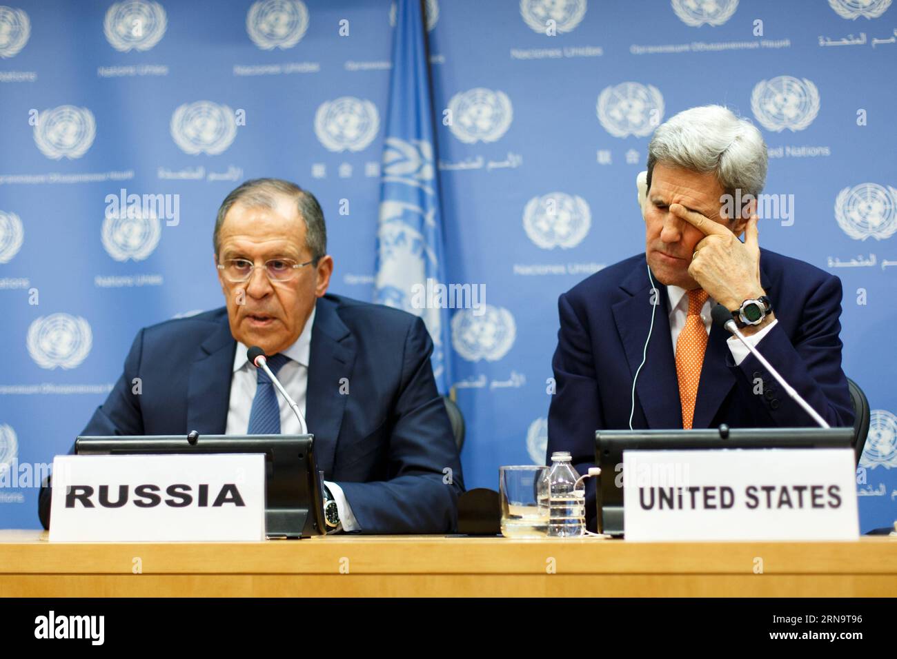 (151219) -- NEW YORK, 19. Dezember 2015 -- der Außenminister der Vereinigten Staaten John Kerry (R), der russische Außenminister Sergej Lawrow und der Sonderbeauftragte der Vereinten Nationen für Syrien Staffan de Mistura (nicht abgebildet) halten am 18. Dezember 2015 im Hauptquartier der Vereinten Nationen in New York eine Pressekonferenz über Syrien ab. Der UN-Sicherheitsrat hat am Freitag eine Resolution verabschiedet, die darauf abzielt, den Konflikt in Syrien durch Friedensgespräche zu beenden. (azp) UN-USA-RUSSLAND-SYRIEN KONFLIKTPRESSEKONFERENZ LixMuzi PUBLICATIONxNOTxINxCHN New York DEC 19 2015 US-Außenminister John Kerry r russische Außenminister Sergej Lawrow und Unite Stockfoto