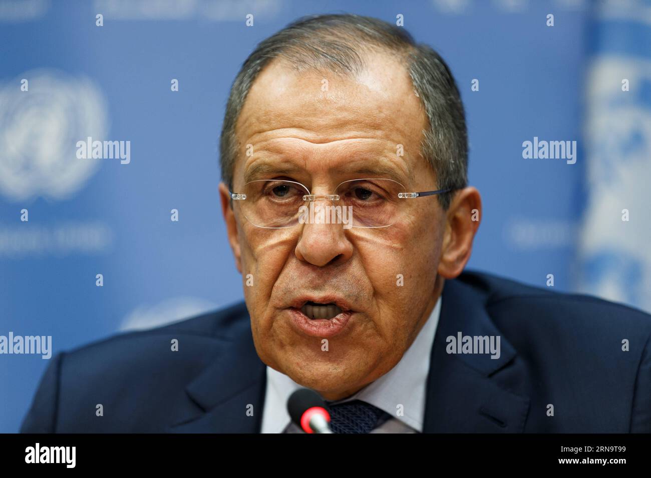 (151219) -- NEW YORK, 19. Dezember 2015 -- der russische Außenminister Sergej Lawrow, der US-Außenminister John Kerry (nicht abgebildet) und der UN-Sondergesandte für Syrien Staffan de Mistura (nicht abgebildet) halten am 18. Dezember 2015 eine Pressekonferenz über Syrien im UN-Hauptquartier in New York ab. Der UN-Sicherheitsrat hat am Freitag eine Resolution verabschiedet, die darauf abzielt, den Konflikt in Syrien durch Friedensgespräche zu beenden. (azp) UN-USA-RUSSLAND-SYRIEN KONFLIKTPRESSEKONFERENZ LixMuzi PUBLICATIONxNOTxINxCHN New York DEC 19 2015 russische Außenminister Sergej Lawrow US-Außenminister John Kerry Stockfoto