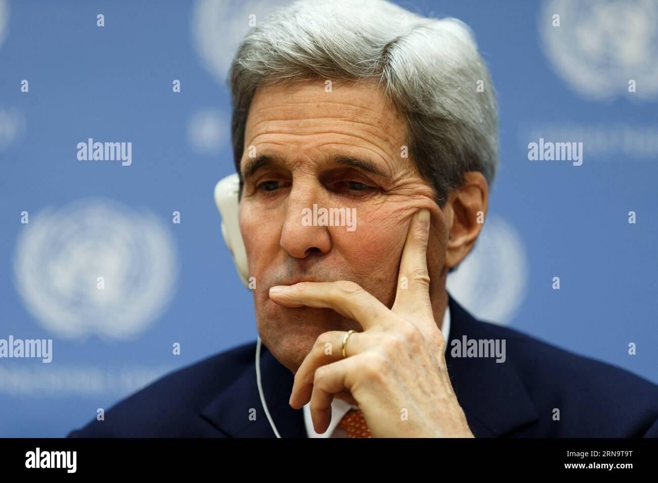 (151219) -- NEW YORK, 19. Dezember 2015 -- der Außenminister der Vereinigten Staaten John Kerry, der russische Außenminister Sergej Lawrow (nicht abgebildet) und der Sondergesandte der Vereinten Nationen für Syrien Staffan de Mistura (nicht abgebildet) halten am 18. Dezember 2015 eine Pressekonferenz über Syrien im Hauptquartier der Vereinten Nationen in New York ab. Der UN-Sicherheitsrat hat am Freitag eine Resolution verabschiedet, die darauf abzielt, den Konflikt in Syrien durch Friedensgespräche zu beenden. (azp) UN-USA-RUSSLAND-SYRIEN KONFLIKTPRESSEKONFERENZ LixMuzi PUBLICATIONxNOTxINxCHN New York DEC 19 2015 US-Außenminister John Kerry russische Außenminister Sergej Lawrow Stockfoto