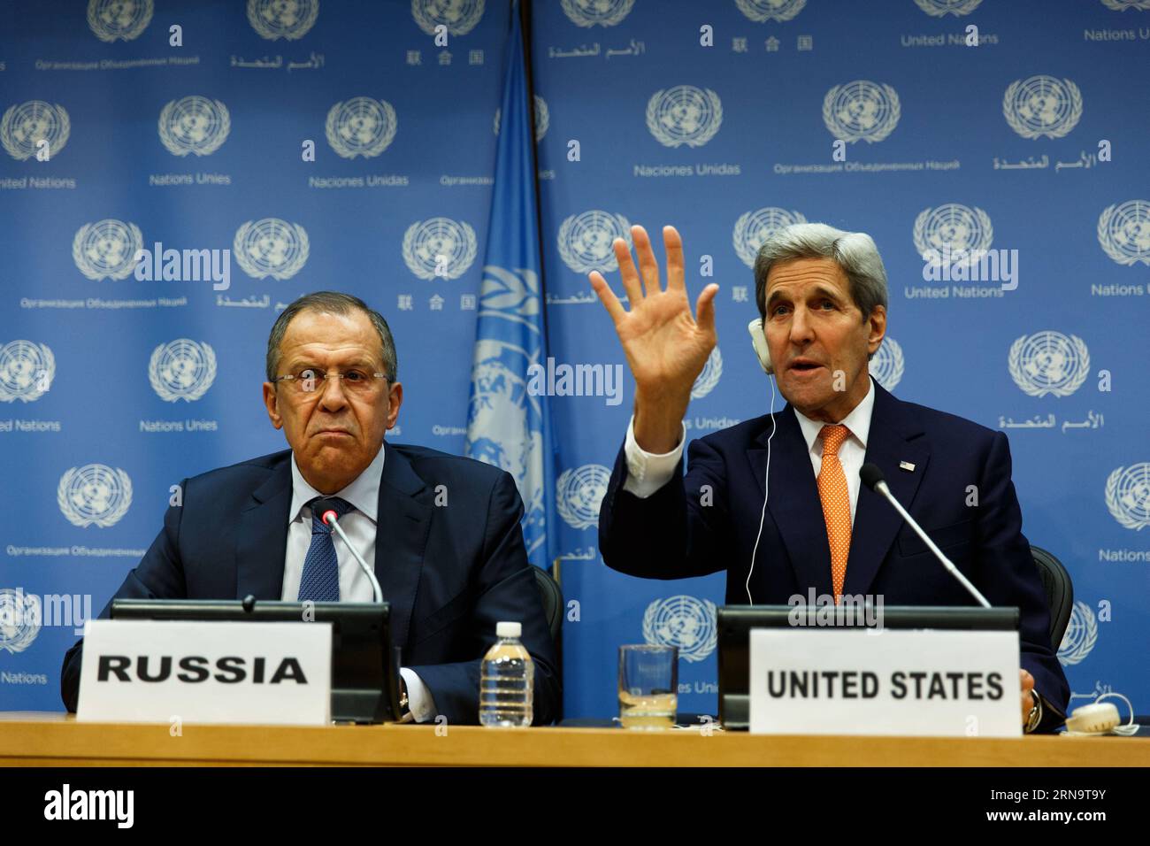 UN Sicherheitsrat billigt Friedensplan für Syrien (151219) -- NEW YORK, 19. Dezember 2015 -- US-Außenminister John Kerry (R), der russische Außenminister Sergej Lawrow und der Sondergesandte der Vereinten Nationen für Syrien Staffan de Mistura (nicht abgebildet) halten am 18. Dezember 2015 im UN-Hauptquartier in New York eine Pressekonferenz über Syrien ab. Der UN-Sicherheitsrat hat am Freitag eine Resolution verabschiedet, die darauf abzielt, den Konflikt in Syrien durch Friedensgespräche zu beenden. (azp) UN-USA-RUSSLAND-SYRIEN KONFLIKTPRESSEKONFERENZ LixMuzi PUBLICATIONxNOTxINxCHN der UN-Sicherheitsrat genehmigt Friedensplan für Syrien New York DEC Stockfoto