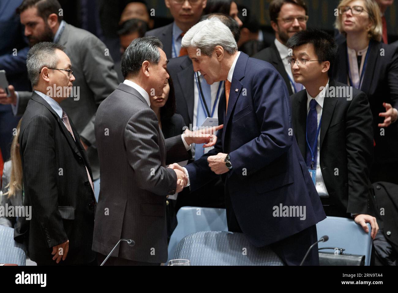 UN-Sicherheitsrat billigt Friedensplan für Syrien (151218) -- NEW YORK, 19. Dezember 2015 -- chinesischer Außenminister Wang Yi (2. L) spricht mit US-Außenminister John Kerry vor dem Treffen des UN-Sicherheitsrates zu Syrien am 18. Dezember 2015 im UN-Hauptquartier in New York. Der UN-Sicherheitsrat hat am Freitag eine Resolution verabschiedet, die darauf abzielt, den Konflikt in Syrien durch Friedensgespräche zu beenden. (azp) UN-SICHERHEITSRAT-SYRIEN-RESOLUTION LixMuzi PUBLICATIONxNOTxINxCHN UN-SICHERHEITSRAT genehmigt Friedensplan für Syrien 151218 New York DEC 19 2015 chinesische Außenminister Wang Yi 2n Stockfoto