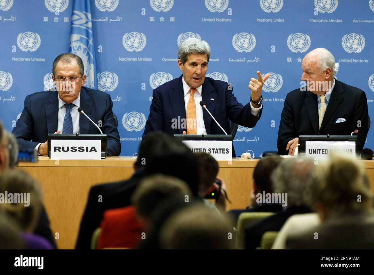 (151219) -- NEW YORK, 19. Dezember 2015 -- Außenminister John Kerry (C), der russische Außenminister Sergej Lawrow (L) und der UN-Sondergesandte für Syrien Staffan de Mistura halten am 18. Dezember 2015 im UN-Hauptquartier in New York eine Pressekonferenz über Syrien ab. Der UN-Sicherheitsrat hat am Freitag eine Resolution verabschiedet, die darauf abzielt, den Konflikt in Syrien durch Friedensgespräche zu beenden. (azp) UN-USA-RUSSLAND-SYRIEN KONFLIKTPRESSEKONFERENZ LixMuzi PUBLICATIONxNOTxINxCHN New York DEC 19 2015 US-Außenminister John Kerry C russische Außenminister Sergej Lawrow l und die Vereinten Nationen Stockfoto