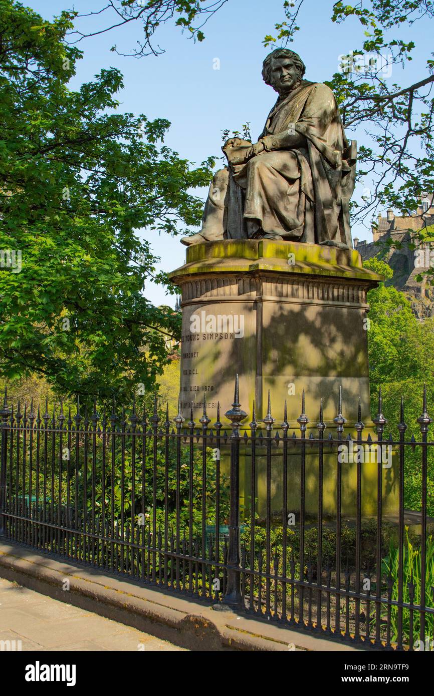 JAMES YOUNG SIMPSON Statue, Princes Street, Edinburgh. Stockfoto