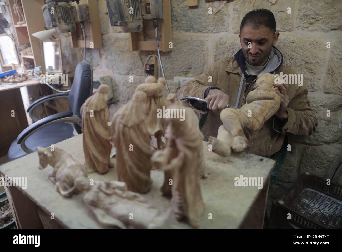 (151220) -- BETHLEHEM, 19. Dezember 2015 -- Ein palästinensischer Zimmermann arbeitet an Holzskulpturen christlicher religiöser Figuren in der Westjordanland-Stadt Bethlehem vor der Feier der Geburt Christi am 19. Dezember. 2015. Christliche Pilger bereiten sich darauf vor, sich im traditionellen Geburtsort Jesu Christi im Westjordanland zu versammeln, um Weihnachten zu feiern. Fadi Arouri) EmadxDrimly PUBLICATIONxNOTxINxCHN 151220 Bethlehem DEZ 19 2015 ein PALÄSTINENSISCHER Zimmermann arbeitet AN Holzskulpturen christlicher religiöser Figuren in der WESTJORDSTADT Bethlehem vor der Feier der Geburt Christi AM Stockfoto