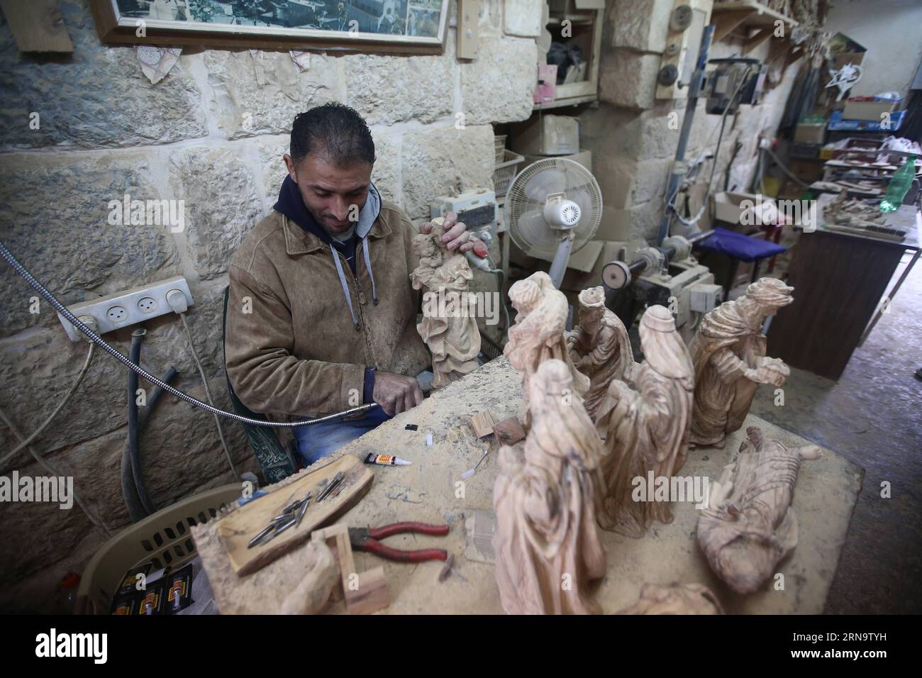 (151220) -- BETHLEHEM, 19. Dezember 2015 -- Ein palästinensischer Zimmermann arbeitet an Holzskulpturen christlicher religiöser Figuren in der Westjordanland-Stadt Bethlehem vor der Feier der Geburt Christi am 19. Dezember. 2015. Christliche Pilger bereiten sich darauf vor, sich im traditionellen Geburtsort Jesu Christi im Westjordanland zu versammeln, um Weihnachten zu feiern. Fadi Arouri) EmadxDrimly PUBLICATIONxNOTxINxCHN 151220 Bethlehem DEZ 19 2015 ein PALÄSTINENSISCHER Zimmermann arbeitet AN Holzskulpturen christlicher religiöser Figuren in der WESTJORDSTADT Bethlehem vor der Feier der Geburt Christi AM Stockfoto