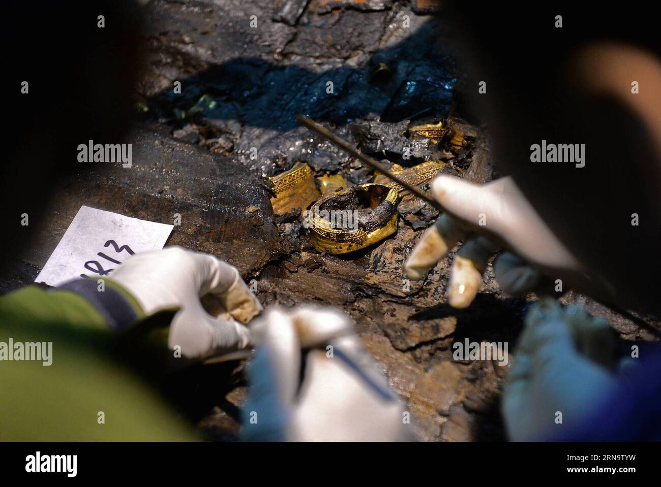(151220) -- NANCHANG, 20. Dez. 2015 -- Foto vom 20. Dez. 2015 zeigt hufförmige Goldgegenstände, die aus dem Hauptsarg auf dem Friedhof Haihunhou (Marquis of Haihun) in der ostchinesischen Provinz Jiangxi gefunden wurden. Der äußere Deckel des Hauptsarges auf dem Haihunhou-Friedhof wurde am Sonntag geöffnet. Nach Angaben von Archäologen, die an der Stätte arbeiten, werden Relikte im Hauptsarg des 2.000 Jahre alten Grabes von Haihunhou wahrscheinlich die Identität des Bewohners offenbaren. Der Haihunhou Friedhof in der Nähe der Stadt Nanchang, der Hauptstadt der ostchinesischen Provinz Jiangxi, ist die bekannteste westliche Han-Dynastie (206 v. Chr. - 24 n. Chr.) Stockfoto