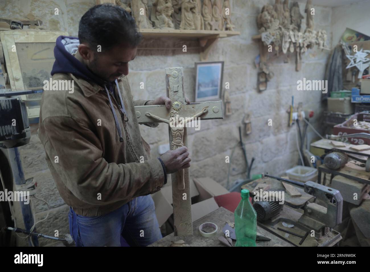 (151220) -- BETHLEHEM, 19. Dezember 2015 -- Ein palästinensischer Zimmermann arbeitet an Holzskulpturen christlicher religiöser Figuren in der Westjordanland-Stadt Bethlehem vor der Feier der Geburt Christi am 19. Dezember. 2015. Christliche Pilger bereiten sich darauf vor, sich im traditionellen Geburtsort Jesu Christi im Westjordanland zu versammeln, um Weihnachten zu feiern. Fadi Arouri) EmadxDrimly PUBLICATIONxNOTxINxCHN 151220 Bethlehem DEZ 19 2015 ein PALÄSTINENSISCHER Zimmermann arbeitet AN Holzskulpturen christlicher religiöser Figuren in der WESTJORDSTADT Bethlehem vor der Feier der Geburt Christi AM Stockfoto