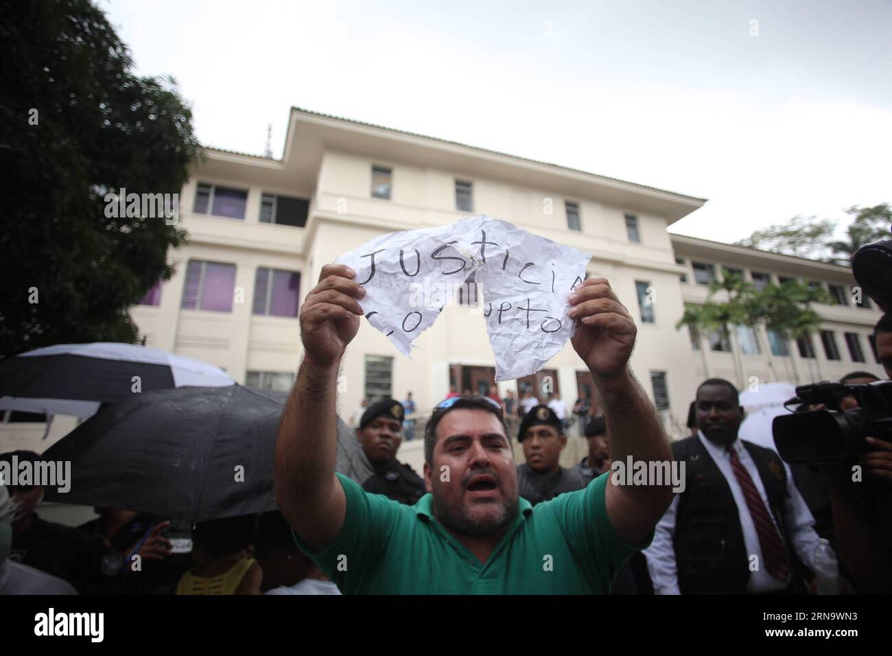 (151222) -- PANAMA CITY, 21. Dezember 2015 -- ein Gegner des ehemaligen panamaischen Präsidenten Ricardo Martinelli schreit Parolen vor dem Obersten Gerichtshof in Panama City, Hauptstadt von Panama, am 21. Dezember 2015. Laut der lokalen Presse hielt das Plenum des Obersten Gerichtshofs am Montag ein mündliches und öffentliches Publikum ab, um den Antrag auf vorläufige Inhaftierung gegen den ehemaligen panamaischen Präsidenten (2009-2014) und Abgeordneten des Zentralamerikanischen Parlaments, Ricardo Martinelli, zu prüfen. Mauricio Valenzuela) PANAMA-PANAMA CITY-JUSTICE-MARTINELLI und MauricioxValenzuela PUBLICATIONxNOTxI Stockfoto