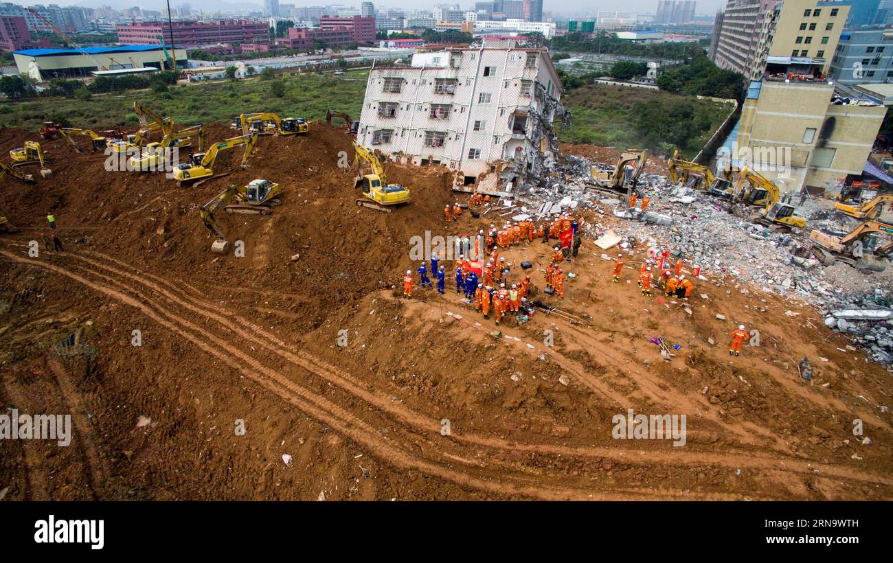 2015 -- Rettungskräfte arbeiten am Erdrutsch in einem Industriepark in Shenzhen, Provinz Guangdong in Südchina, 22. Dezember 2015. Eine Leiche wurde am Dienstagmorgen gegen 6 Uhr ausgehoben, nachdem Dutzende von Menschen beim Erdrutsch am Sonntag in Shenzhen begraben wurden. Die Zahl der Vermissten im Erdrutsch wurde von 91 auf 85 geändert, teilte die lokale Regierung am Montagabend mit. Lai Yuchen) (wf) CHINA-SHENZHEN-LANDSLIDE-RESCUE (CN) (151222)x--xSHENZHEN,xDec.x22, PUBLICATIONxNOTxINxCHN 2015 Rettungsarbeiten AM Erdrutsch AM Industriepark in Shenzhen Südchina Provinz Guangdong DEC 22 2 Stockfoto