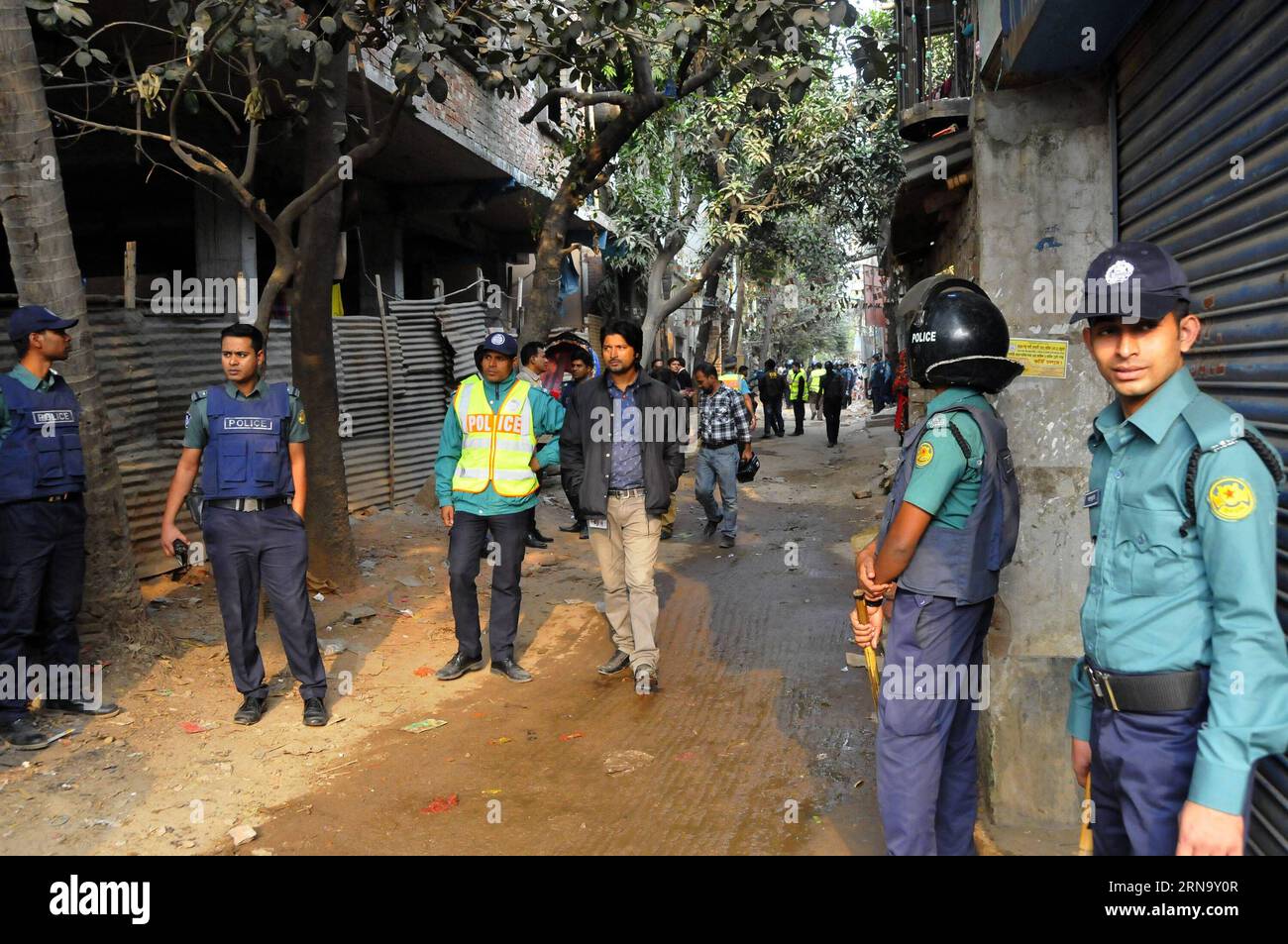 (151224) -- DHAKA, 24. Dezember 2015 -- Ermittler der Polizei- und Kriminalpolizei Bangladeschs inspizieren ein Gebiet während eines Überfalls in Dhaka, Bangladesch, 24. Dezember 2015. Die bangladeschischen Strafverfolgungsbehörden führten am Donnerstag einen Überfall auf ein Versteck des verbotenen islamistischen Outfits Jamaatul Mujahideen Bangladesch (JMB) durch und verhafteten sieben mutmaßliche Militante mit riesigen Sprengstoffen und Granaten in der Hauptstadt Dhaka. BANGLADESCH-DHAKA-RAID SharifulxIslam PUBLICATIONxNOTxINxCHN 151224 Dhaka DEC 24 2015 Ermittler der Polizei- und Strafverfolgungsbehörde BANGLADESCHS inspizieren das Gebiet während eines RAID in Dhaka Banglade Stockfoto