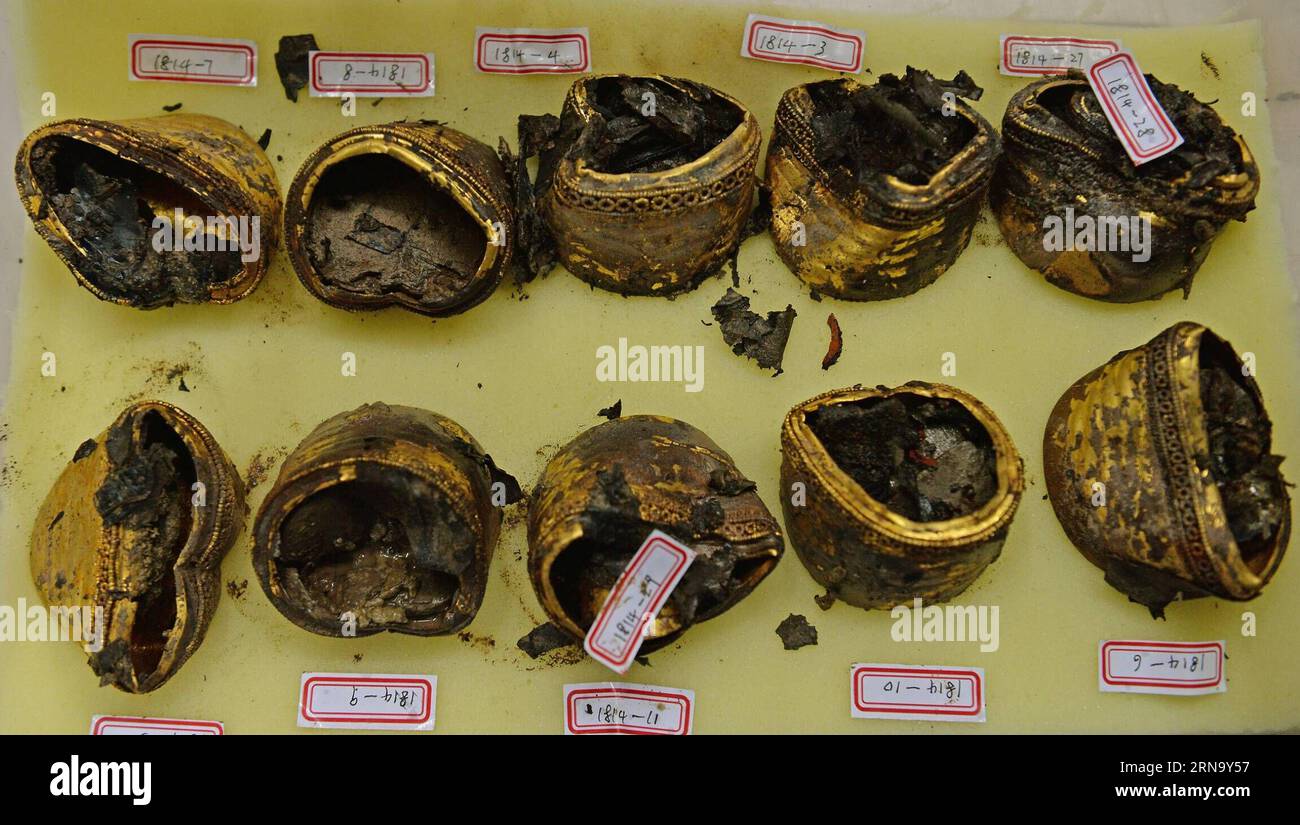 (151225) -- NANCHANG, 25. Dezember 2015 -- Foto vom 24. Dezember 2015 zeigt die hufförmige Goldware, die aus dem Hauptsarg auf dem Friedhof Haihunhou (Marquis of Haihun) in der ostchinesischen Provinz Jiangxi gefunden wurde. Am 24. Dezember wurden auf dem Haihunhou-Friedhof 96 Goldkuchen und mehrere Hufergolde zwischen dem inneren und äußeren Sarg neu entdeckt, wodurch die Anzahl der hier gefundenen Goldkuchen auf 285 stieg, die größte aller archäologischen Ausgrabungen der Gräber der Han-Dynastie (206 v. Chr. -220 n. Chr.). (LFJ) CHINA-JIANGXI-MARQUIS VON HAIHUN-GRAB-HAUPT-SARG-AUSGRABUNG (CN) WANXXIANG PUBLICATI Stockfoto