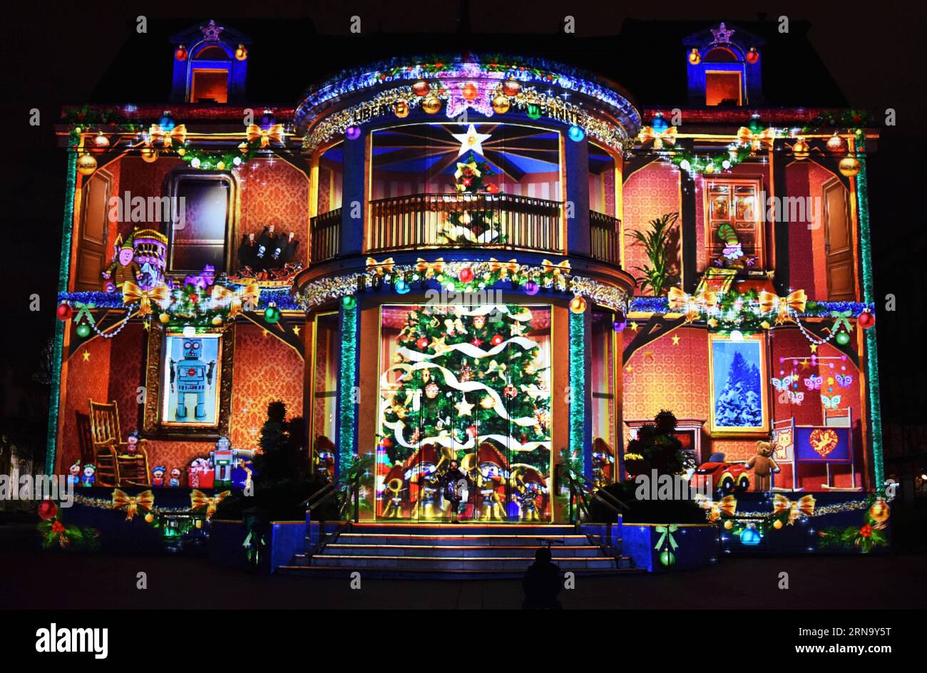 (151226) -- ENGHIEN-LES-BAINS -- Foto aufgenommen am 25. Dezember 2015 zeigt die Weihnachtsbeleuchtung in Enghien-les-Bains, nördlich von Paris, Frankreich. ) FRANKREICH-ENGHIEN-LES-BAINS-CHRISTMAS-ILLUMINATION LixGenxing PUBLICATIONxNOTxINxCHN 151226 Enghien Les Bains Foto aufgenommen AM DEC 25 2015 zeigt die Weihnachtsbeleuchtung in Enghien Les Bains nördlich von Paris Frankreich Enghien Les Bains Christmas Illumination LixGenxing PUBLICATIONxNOTxINxCHN Stockfoto
