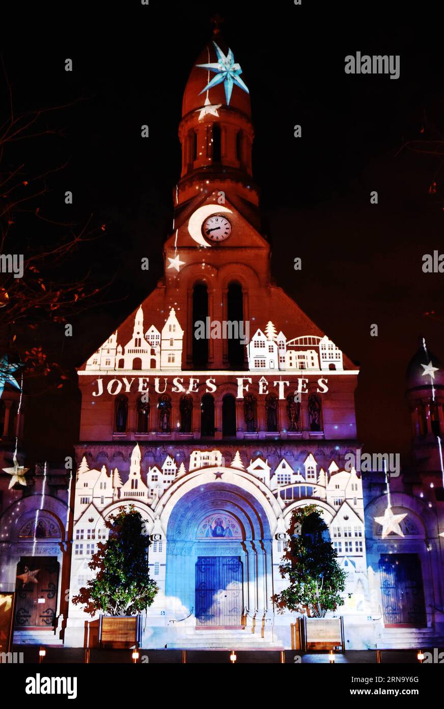 (151226) -- ENGHIEN-LES-BAINS -- Foto aufgenommen am 25. Dezember 2015 zeigt die Weihnachtsbeleuchtung in Enghien-les-Bains, nördlich von Paris, Frankreich. ) FRANKREICH-ENGHIEN-LES-BAINS-CHRISTMAS-ILLUMINATION LixGenxing PUBLICATIONxNOTxINxCHN 151226 Enghien Les Bains Foto aufgenommen AM DEC 25 2015 zeigt die Weihnachtsbeleuchtung in Enghien Les Bains nördlich von Paris Frankreich Enghien Les Bains Christmas Illumination LixGenxing PUBLICATIONxNOTxINxCHN Stockfoto