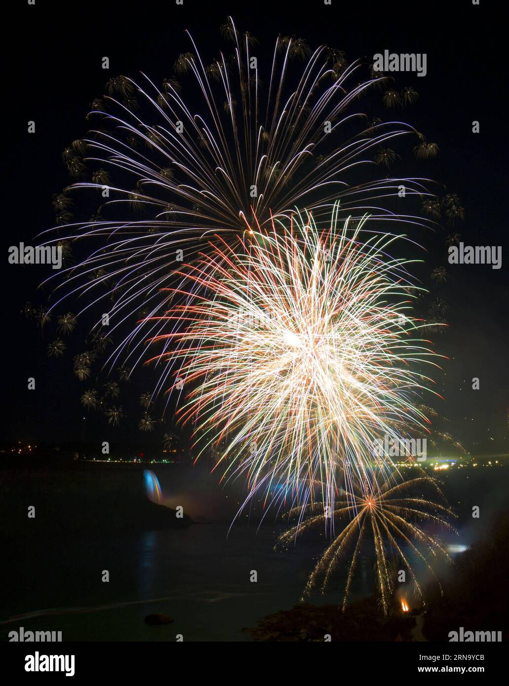 (151226) -- TORONTO, 25. Dezember 2015 -- Feuerwerke werden während des Winter Festival of Lights 2015 in Niagara Falls, Kanada, 25. Dezember 2015 gesehen. Das Winter Festival of Lights 2015, das vom 21. November 2015 bis zum 31. Januar 2016 stattfindet, ist eines der führenden Beleuchtungsfestivals in Kanada und zieht Hunderttausende von Menschen an. ) KANADA-NIAGARA FALLS-WINTER FESTIVAL OF LIGHTS-CHRISTMAS NIGHT ZouxZheng PUBLICATIONxNOTxINxCHN 151226 Toronto DEC 25 2015 Feuerwerke sind Seen während des 2015 Winter Festival of Lights in Niagara Falls Canada DEC 25 2015 als eines der wichtigsten Beleuchtungsfestivals in CAN Stockfoto (151226) -- TORONTO, 25. Dezember 2015 -- Feuerwerke werden während des Winter Festival of Lights 2015 in Niagara Falls, Kanada, 25. Dezember 2015 gesehen. Das Winter Festival of Lights 2015, das vom 21. November 2015 bis zum 31. Januar 2016 stattfindet, ist eines der führenden Beleuchtungsfestivals in Kanada und zieht Hunderttausende von Menschen an. ) KANADA-NIAGARA FALLS-WINTER FESTIVAL OF LIGHTS-CHRISTMAS NIGHT ZouxZheng PUBLICATIONxNOTxINxCHN 151226 Toronto DEC 25 2015 Feuerwerke sind Seen während des 2015 Winter Festival of Lights in Niagara Falls Canada DEC 25 2015 als eines der wichtigsten Beleuchtungsfestivals in CAN Stockfoto