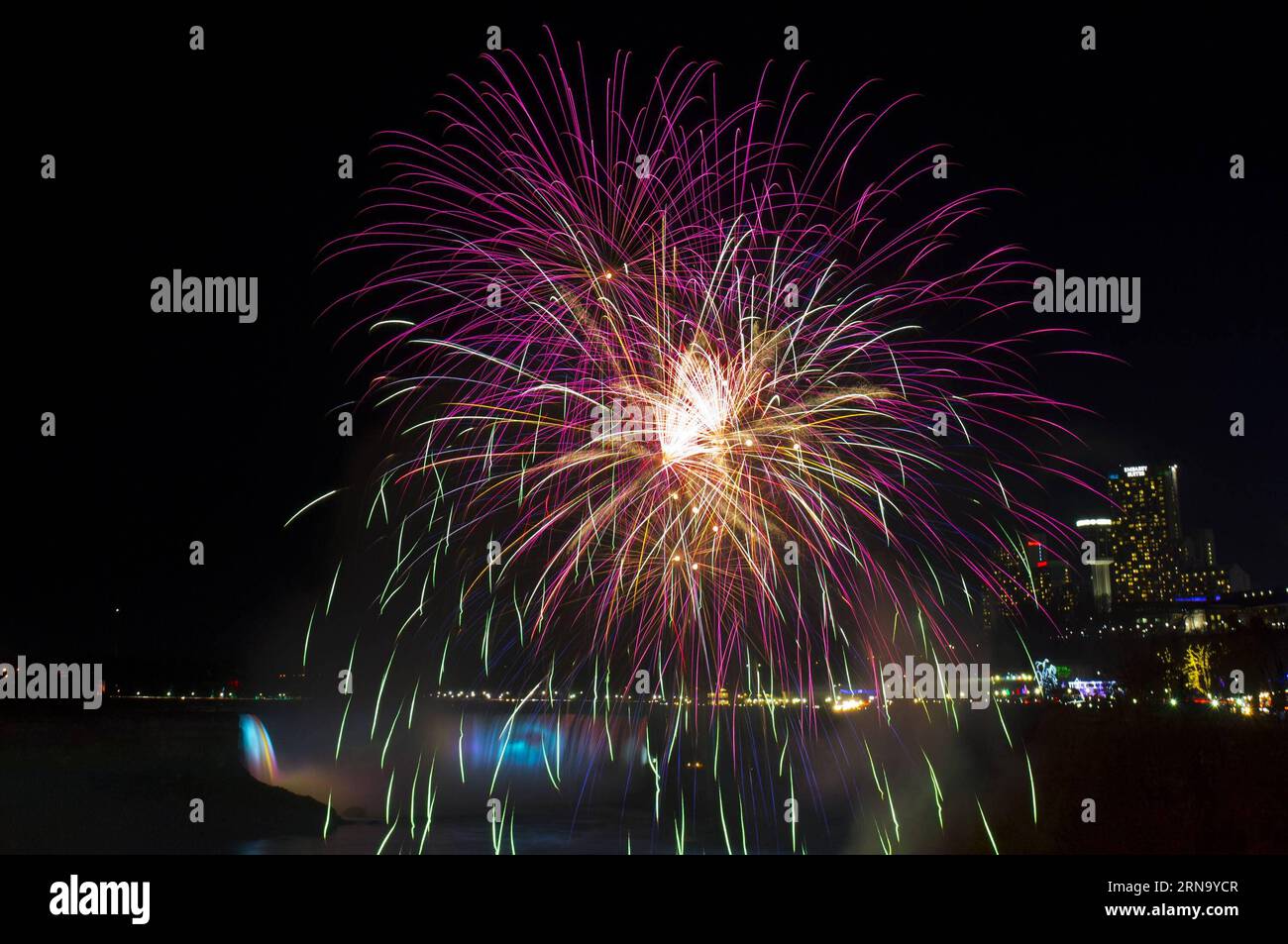 (151226) -- TORONTO, 25. Dezember 2015 -- Feuerwerke werden während des Winter Festival of Lights 2015 in Niagara Falls, Kanada, 25. Dezember 2015 gesehen. Das Winter Festival of Lights 2015, das vom 21. November 2015 bis zum 31. Januar 2016 stattfindet, ist eines der führenden Beleuchtungsfestivals in Kanada und zieht Hunderttausende von Menschen an. ) KANADA-NIAGARA FALLS-WINTER FESTIVAL OF LIGHTS-CHRISTMAS NIGHT ZouxZheng PUBLICATIONxNOTxINxCHN 151226 Toronto DEC 25 2015 Feuerwerke sind Seen während des 2015 Winter Festival of Lights in Niagara Falls Canada DEC 25 2015 als eines der wichtigsten Beleuchtungsfestivals in CAN Stockfoto (151226) -- TORONTO, 25. Dezember 2015 -- Feuerwerke werden während des Winter Festival of Lights 2015 in Niagara Falls, Kanada, 25. Dezember 2015 gesehen. Das Winter Festival of Lights 2015, das vom 21. November 2015 bis zum 31. Januar 2016 stattfindet, ist eines der führenden Beleuchtungsfestivals in Kanada und zieht Hunderttausende von Menschen an. ) KANADA-NIAGARA FALLS-WINTER FESTIVAL OF LIGHTS-CHRISTMAS NIGHT ZouxZheng PUBLICATIONxNOTxINxCHN 151226 Toronto DEC 25 2015 Feuerwerke sind Seen während des 2015 Winter Festival of Lights in Niagara Falls Canada DEC 25 2015 als eines der wichtigsten Beleuchtungsfestivals in CAN Stockfoto