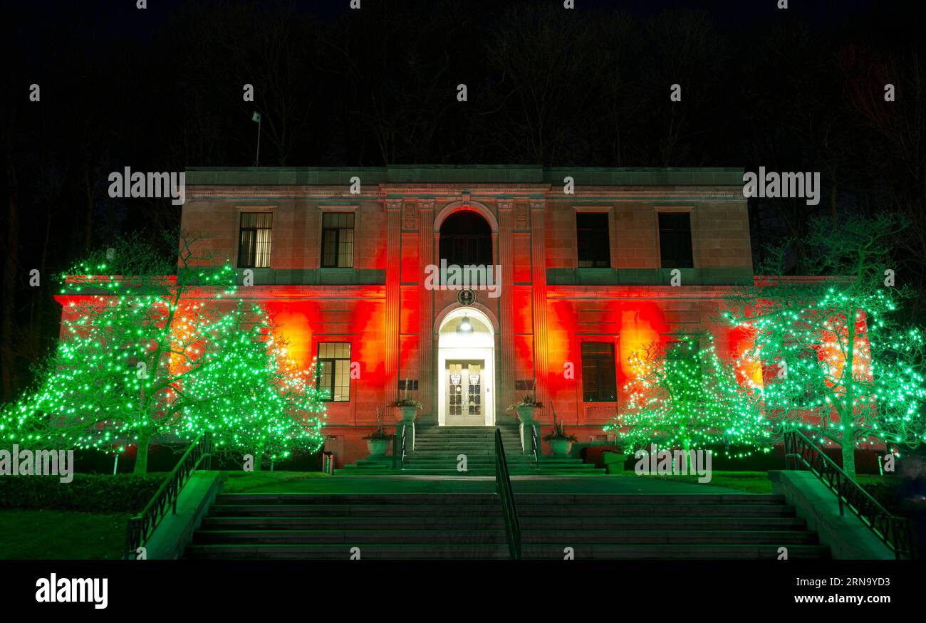 (151226) -- TORONTO, 25. Dezember 2015 -- Ein rot leuchtendes Gebäude wird während des jährlichen Beleuchtungsfestivals in Niagara Falls, Kanada, am 25. Dezember 2015 gesehen. Als eines der führenden Beleuchtungsfestivals Kanadas zieht diese jährliche Veranstaltung, die vom 21. November 2015 bis zum 31. Januar 2016 stattfindet, Hunderttausende von Menschen an. ) CANADA-NIAGARA FALLS-WINTER FESTIVAL OF LIGHTS-CHRISTMAS NIGHT ZouxZheng PUBLICATIONxNOTxINxCHN 151226 Toronto DEC 25 2015 ein Gebäude, das während des jährlichen Illumination Festivals in Niagara Falls Canada DEC 25 2015 als eines der wichtigsten Illumination Festivals beleuchtet wird Stockfoto (151226) -- TORONTO, 25. Dezember 2015 -- Ein rot leuchtendes Gebäude wird während des jährlichen Beleuchtungsfestivals in Niagara Falls, Kanada, am 25. Dezember 2015 gesehen. Als eines der führenden Beleuchtungsfestivals Kanadas zieht diese jährliche Veranstaltung, die vom 21. November 2015 bis zum 31. Januar 2016 stattfindet, Hunderttausende von Menschen an. ) CANADA-NIAGARA FALLS-WINTER FESTIVAL OF LIGHTS-CHRISTMAS NIGHT ZouxZheng PUBLICATIONxNOTxINxCHN 151226 Toronto DEC 25 2015 ein Gebäude, das während des jährlichen Illumination Festivals in Niagara Falls Canada DEC 25 2015 als eines der wichtigsten Illumination Festivals beleuchtet wird Stockfoto