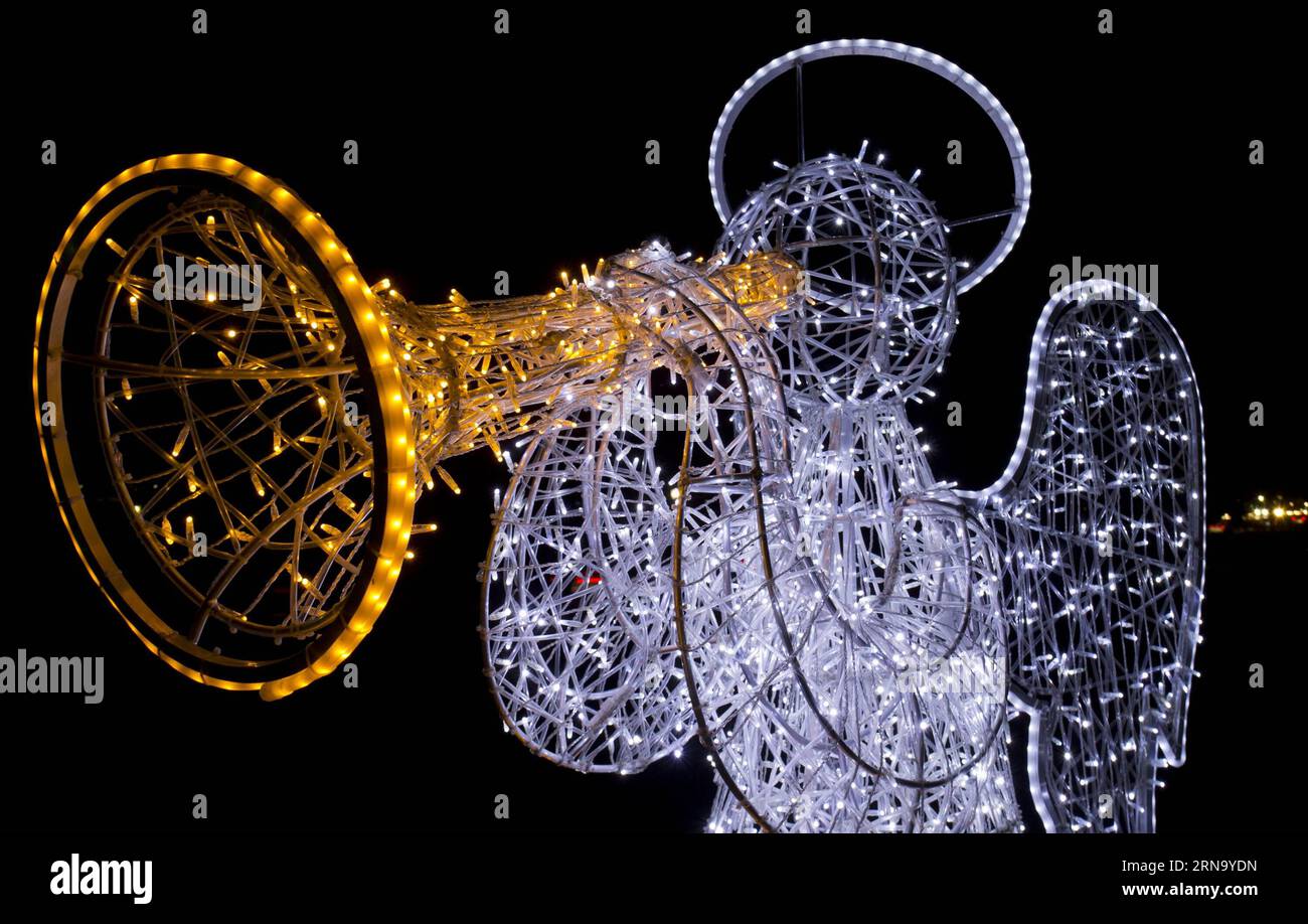 (151226) -- TORONTO, 25. Dezember 2015 -- Ein Licht in Form eines Engelsinstruments wird während des jährlichen Beleuchtungsfestivals in Niagara Falls, Kanada, am 25. Dezember 2015 gesehen. Als eines der führenden Beleuchtungsfestivals Kanadas zieht diese jährliche Veranstaltung, die vom 21. November 2015 bis zum 31. Januar 2016 stattfindet, Hunderttausende von Menschen an. ) CANADA-NIAGARA FALLS-WINTER FESTIVAL OF LIGHTS-CHRISTMAS NIGHT ZouxZheng PUBLICATIONxNOTxINxCHN 151226 Toronto DEC 25 2015 A Light in the Shape of to Angel Playing Instrument IS Lakes während des jährlichen Illumination Festivals in Niagara Falls Canada DEC Stockfoto (151226) -- TORONTO, 25. Dezember 2015 -- Ein Licht in Form eines Engelsinstruments wird während des jährlichen Beleuchtungsfestivals in Niagara Falls, Kanada, am 25. Dezember 2015 gesehen. Als eines der führenden Beleuchtungsfestivals Kanadas zieht diese jährliche Veranstaltung, die vom 21. November 2015 bis zum 31. Januar 2016 stattfindet, Hunderttausende von Menschen an. ) CANADA-NIAGARA FALLS-WINTER FESTIVAL OF LIGHTS-CHRISTMAS NIGHT ZouxZheng PUBLICATIONxNOTxINxCHN 151226 Toronto DEC 25 2015 A Light in the Shape of to Angel Playing Instrument IS Lakes während des jährlichen Illumination Festivals in Niagara Falls Canada DEC Stockfoto