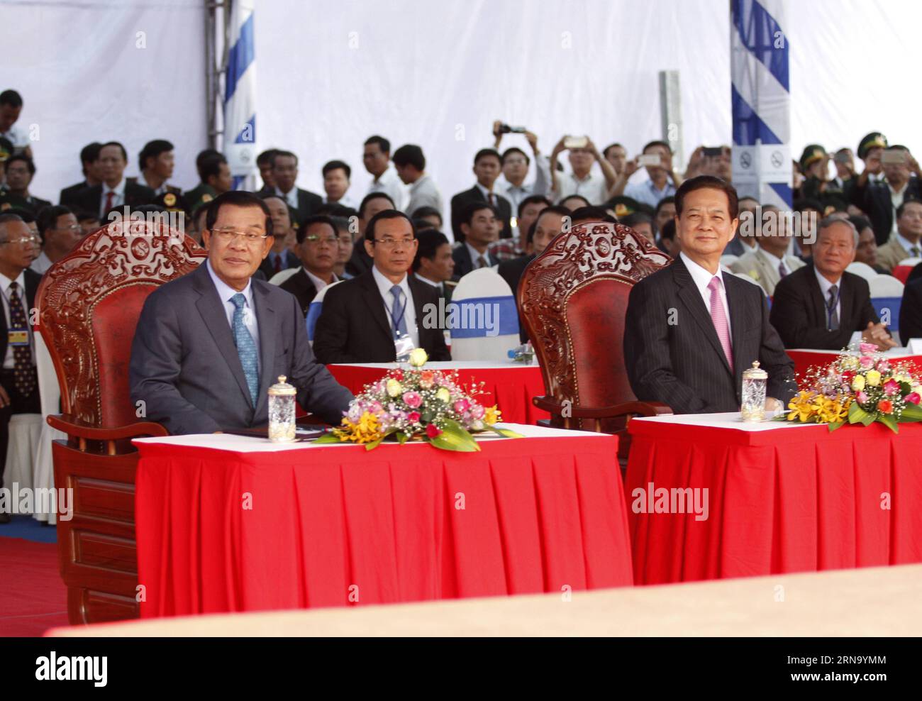 (151226) -- RATTANAKIRI, 26. Dezember 2015 -- kambodschanischer Premierminister Hun Sen (Front L) und vietnamesischer Premierminister Nguyen Tan Dung (Front R) nehmen an der Einweihung einer Grenzmarkierung zwischen der kambodschanischen Provinz Rattanakiri und der vietnamesischen Provinz Gia Lai am 26. Dezember 2015 Teil. Der kambodschanische Premierminister Hun Sen und sein vietnamesischer Amtskollege Nguyen Tan Dung weihten am Samstag zwei Grenzsäulen ein und gaben bekannt, dass 83,2 Prozent der gemeinsamen Grenze abgegrenzt wurden. CAMBODIA-RATTANAKIRI-VIETNAM-BORDER MARKER-INAUGURATION Sovannara PUBLICATIONxNOTxINxCHN 151226 Rattanakiri DEC 26 2015 Stockfoto