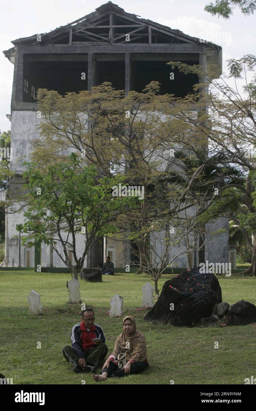 (151226) -- ACEH, 26. Dezember 2015 -- Menschen beten auf einem Massenfriedhof, auf dem Tausende der 2004 Tsunamiopfer während der Gedenkfeier zum 11. Jahrestag des verheerenden Tsunamis in Ulee Lheue in Aceh, Indonesien, 26. Dezember 2015 begraben werden. In diesem Dezember jährt sich der 11. Jahrestag des Tsunamis im Indischen Ozean, der am 26. Dezember 2004 durch ein Erdbeben der Stärke 9,1 ausgelöst wurde, bei dem mehr als 230.000 Menschen ums Leben kamen. ) INDONESIEN-ACEH-TSUNAMI-GEDENKEN Junaidi PUBLICATIONxNOTxINxCHN 151226 Aceh DEC 26 2015 Prominente beten AUF einem Massenfriedhof, wo Tausende der 2004 Tsunami-Opfer sind Stockfoto