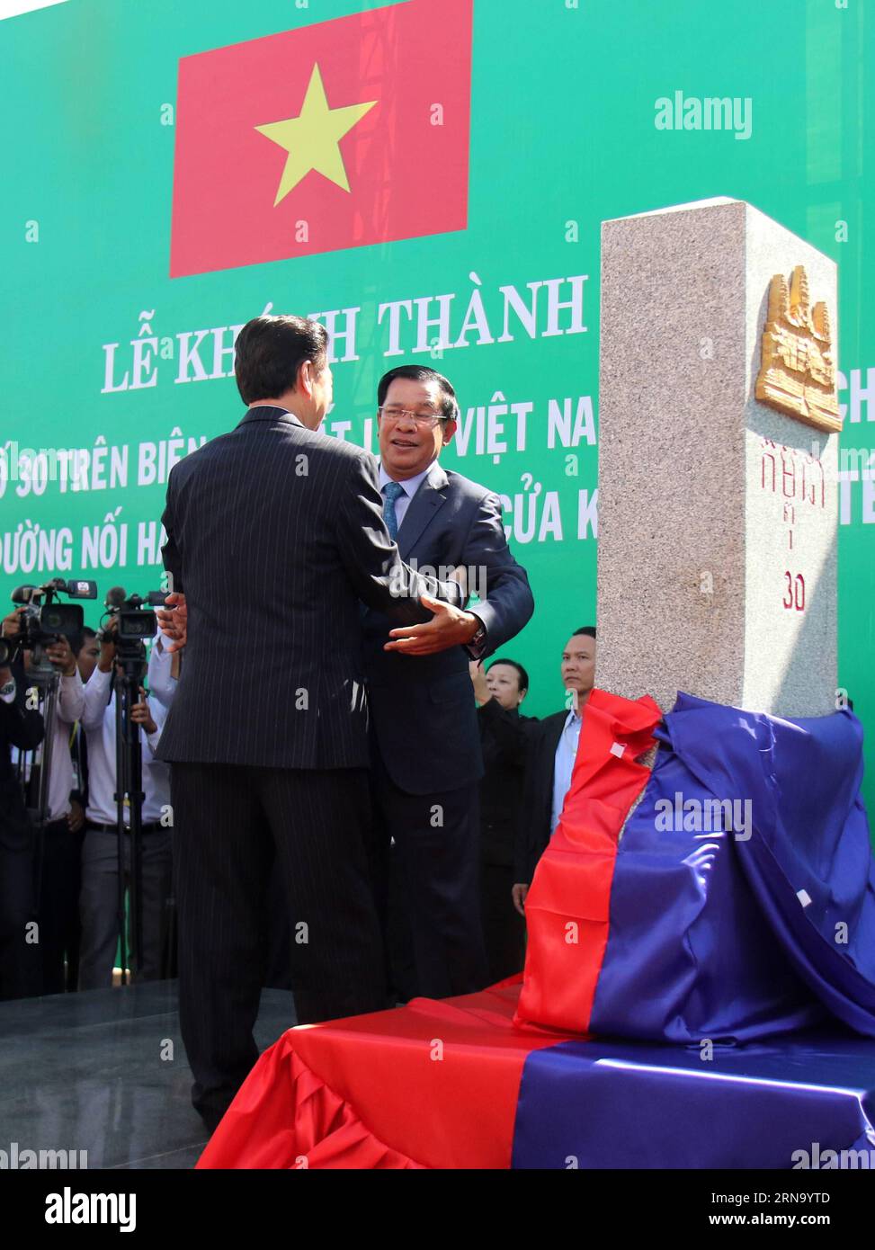 (151226) -- RATTANAKIRI, 26. Dezember 2015 -- der kambodschanische Premierminister Hun Sen (R) und der vietnamesische Premierminister Nguyen Tan Dung umarmen sich während der Einweihung einer Grenzmarkierung zwischen der kambodschanischen Provinz Rattanakiri und der vietnamesischen Provinz Gia Lai, 26. Dezember 2015. Der kambodschanische Premierminister Hun Sen und sein vietnamesischer Amtskollege Nguyen Tan Dung weihten am Samstag zwei Grenzsäulen ein und gaben bekannt, dass 83,2 Prozent der gemeinsamen Grenze abgegrenzt wurden. CAMBODIA-RATTANAKIRI-VIETNAM-BORDER MARKER-EINWEIHUNG Sovannara PUBLICATIONxNOTxINxCHN 151226 Rattanakiri DEC 26 2015 CA Stockfoto