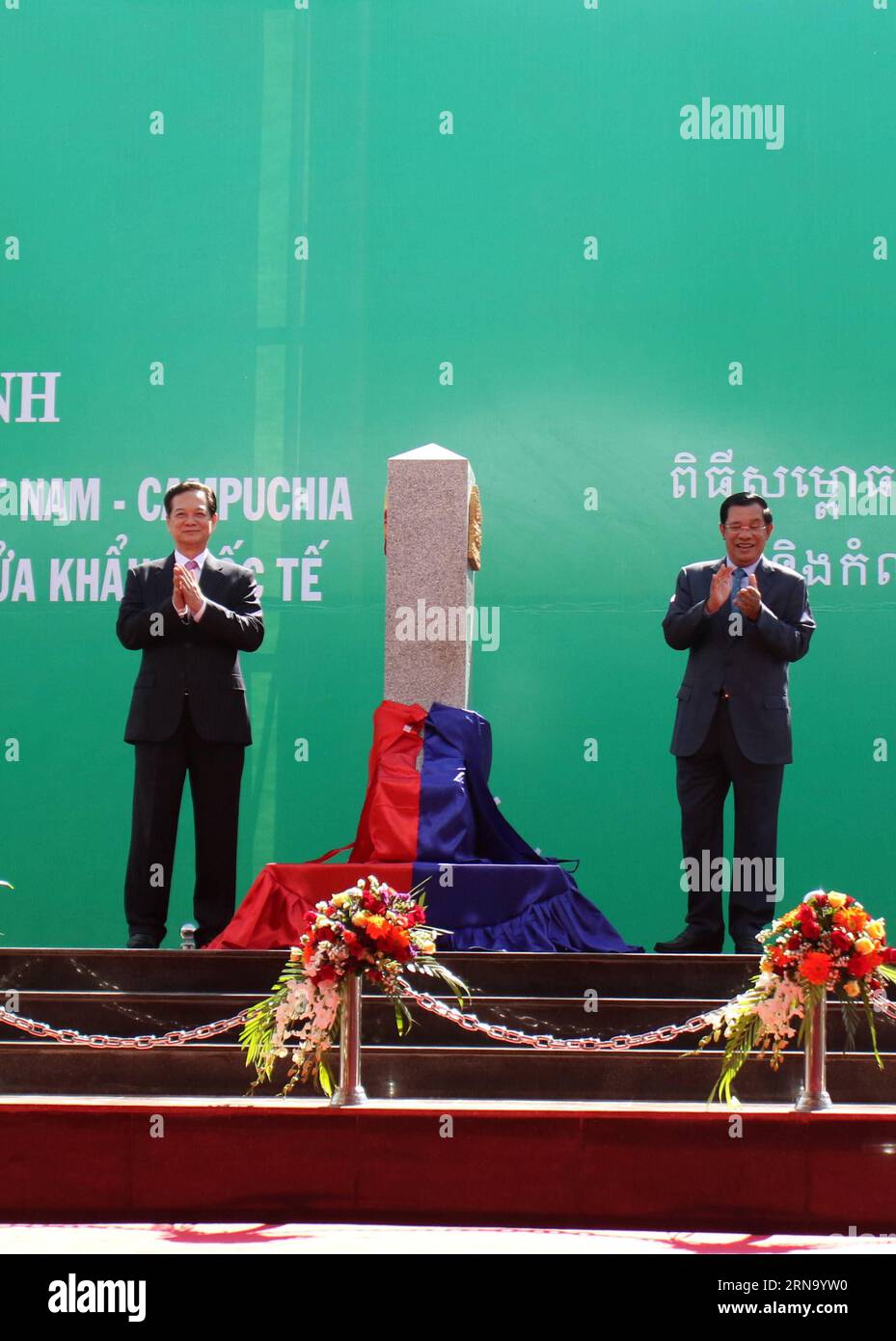 (151226) -- RATTANAKIRI, 26. Dezember 2015 -- kambodschanischer Premierminister Hun Sen (R) und vietnamesischer Premierminister Nguyen Tan Dung enthüllen eine Grenzmarkierung zwischen der kambodschanischen Provinz Rattanakiri und der vietnamesischen Provinz Gia Lai, 26. Dezember 2015. Der kambodschanische Premierminister Hun Sen und sein vietnamesischer Amtskollege Nguyen Tan Dung weihten am Samstag zwei Grenzsäulen ein und gaben bekannt, dass 83,2 Prozent der gemeinsamen Grenze abgegrenzt wurden. KAMBODSCHA-RATTANAKIRI-VIETNAM-GRENZMARKIERUNG-EINWEIHUNG Sovannara PUBLICATIONxNOTxINxCHN 151226 Rattanakiri DEC 26 2015 kambodschanische Premierminister HUN Sen r A Stockfoto