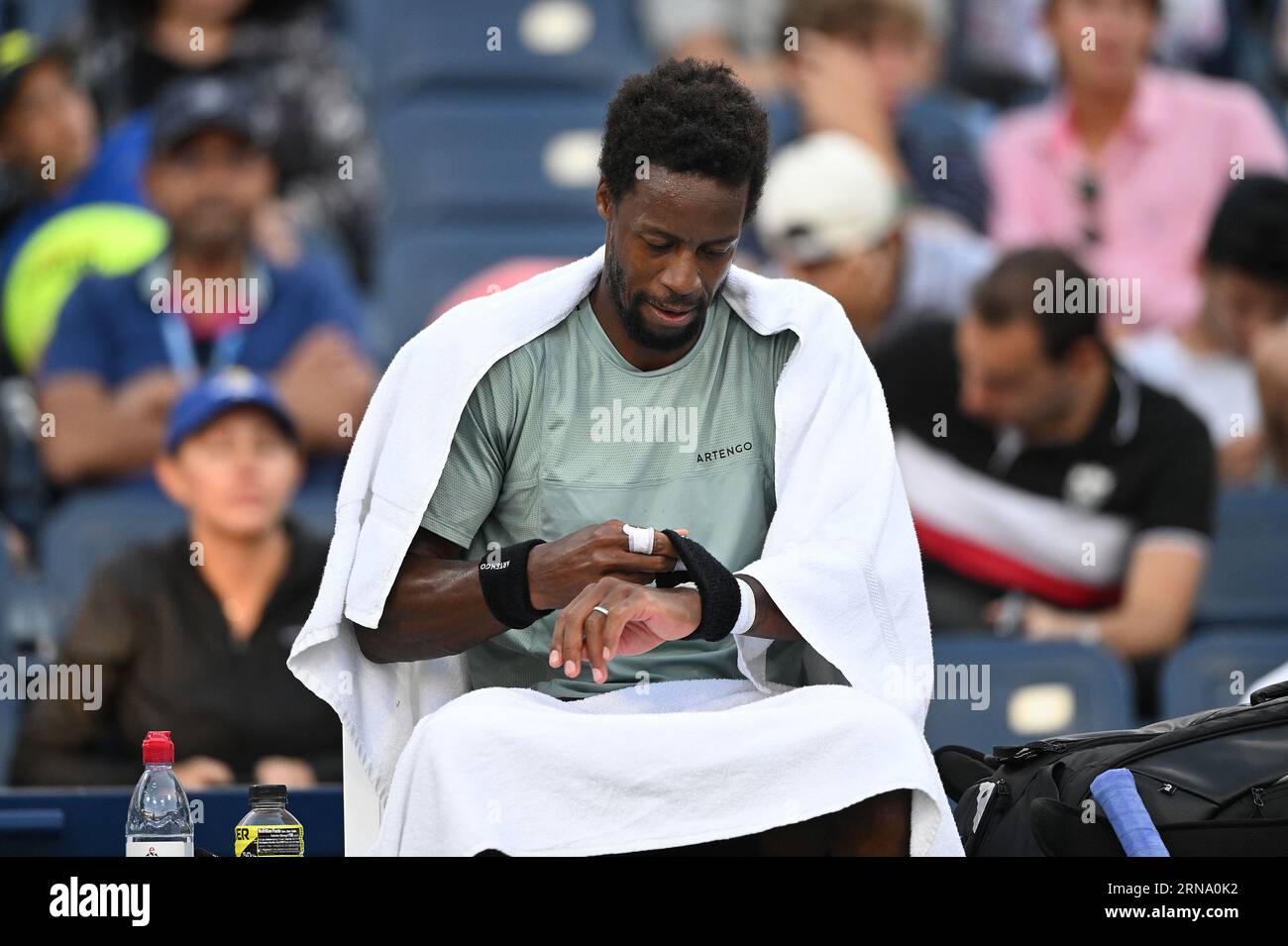 New York, USA. August 2023 31. Gael Monfils aus Frankreich passt sein Schweißband während einer Pause an sein Handgelenk an, während er in der zweiten Runde der Men's Single während des US Open Tennis Turniers 2023 im USTA Billie Jean King National Tennis Center, Flushing Corona Park, New York, NY, gegen Andrey Rublev aus Russland spielt. August 31, 2023. Keys besiegte Wickmayer in geraden Sätzen. (Foto: Anthony Behar/SIPA USA)Yanina Credit: SIPA USA/Alamy Live News Stockfoto