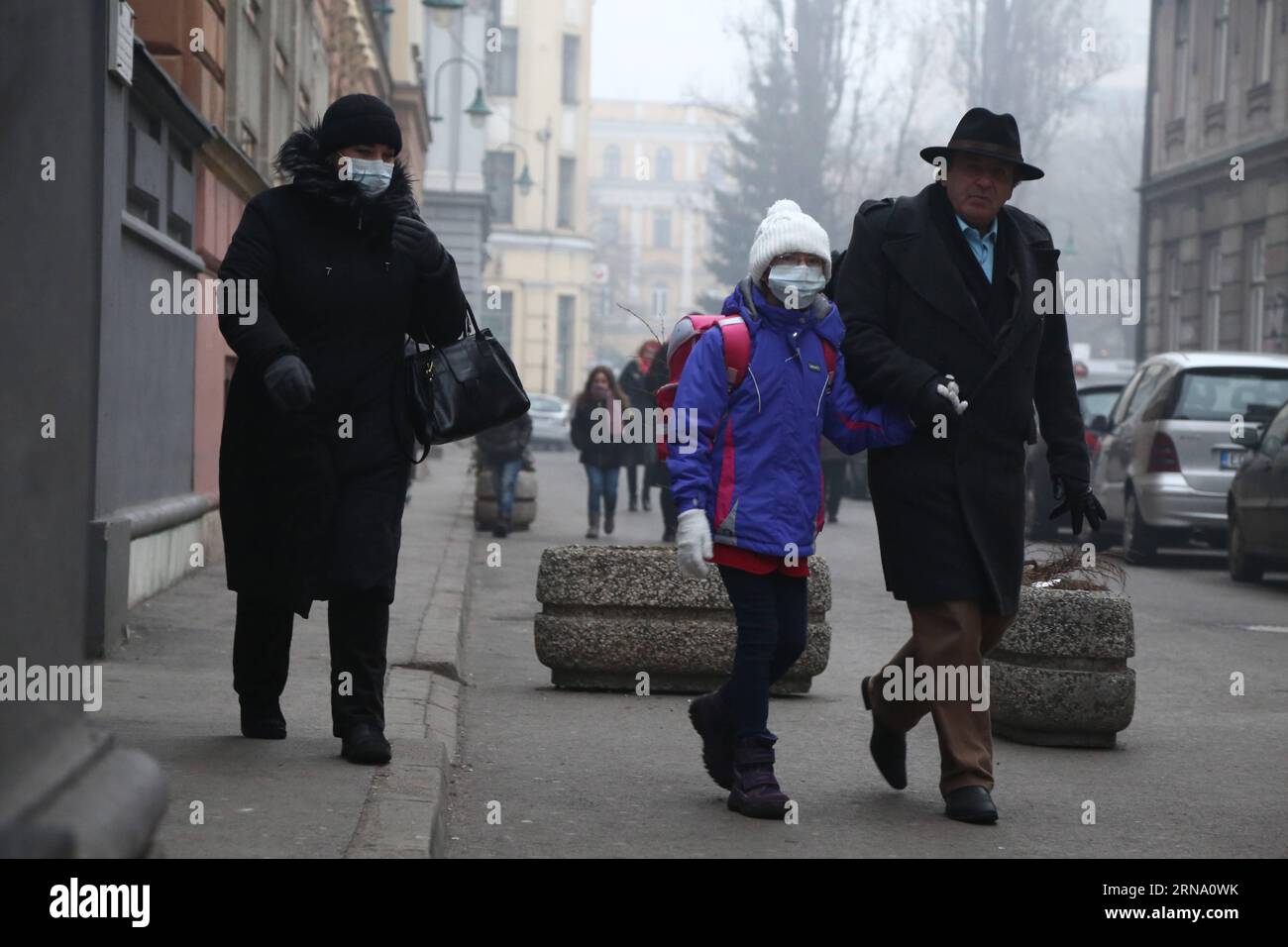 (151228) -- SARAJEVO, 28. Dezember 2015 -- Kinder gehen am 28. Dezember 2015 in Haze in Sarajevo, Bosnien-Herzegowina zur Schule. Aufgrund der schweren Luftverschmutzung wurden alle Grund- und weiterführenden Schulen im Kanton Sarajevo am 24. Und 25. Dezember geschlossen. Vom 28. Dezember bis zum 31. Dezember wird die gesamte Unterrichtszeit von 45 Minuten auf 30 Minuten reduziert. ) BOSNIEN UND HERZEGOWINA-SARAJEVO-SCHULE-LUFTVERSCHMUTZUNG HarisxMemija PUBLICATIONxNOTxINxCHN 151228 Sarajevo DEZ 28 2015 Kinder gehen in HAZE in Sarajevo Bosnien-Herzegowina AM DEZ 28 2015 wegen schwerer Luftverschmutzung alle Grund- und Sekundarschulen in Sara Stockfoto