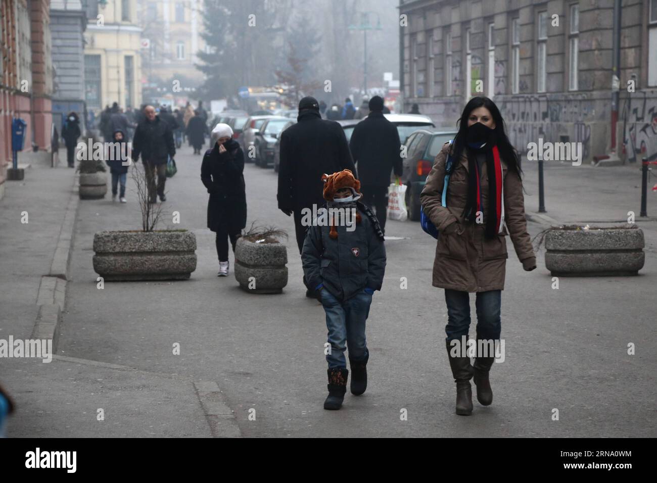 (151228) -- SARAJEVO, 28. Dezember 2015 -- Kinder gehen am 28. Dezember 2015 in Haze in Sarajevo, Bosnien-Herzegowina zur Schule. Aufgrund der schweren Luftverschmutzung wurden alle Grund- und weiterführenden Schulen im Kanton Sarajevo am 24. Und 25. Dezember geschlossen. Vom 28. Dezember bis zum 31. Dezember wird die gesamte Unterrichtszeit von 45 Minuten auf 30 Minuten reduziert. ) BOSNIEN UND HERZEGOWINA-SARAJEVO-SCHULE-LUFTVERSCHMUTZUNG HarisxMemija PUBLICATIONxNOTxINxCHN 151228 Sarajevo DEZ 28 2015 Kinder gehen in HAZE in Sarajevo Bosnien-Herzegowina AM DEZ 28 2015 wegen schwerer Luftverschmutzung alle Grund- und Sekundarschulen in Sara Stockfoto