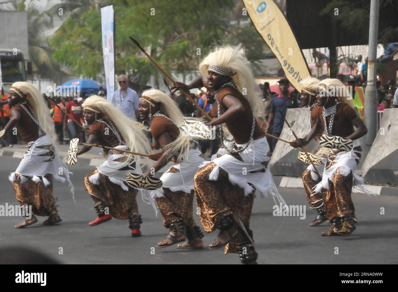 (151228) -- CALABAR(NIGERIA), 28. Dezember 2015 -- die Darsteller tanzen während der Parade des Karnevals von Calabar in Calabar, der Hauptstadt des Cross River State im Südosten Nigerias, 28. Dezember 2015. Das Karnevalsfest von Calabar, auch bekannt als Afrikas größte Straßenparty, begann am Montag in Calabar und Zehntausende von Anwohnern sahen die Parade. Künstler aus Italien, Brasilien, Spanien, Kenia und Simbabwe nahmen an der Veranstaltung Teil. ) NIGERIA-CALABAR-KARNEVAL JiangxXintong PUBLICATIONxNOTxINxCHN 151228 Calabar Nigeria DEC 28 2015 Performers Dance während der Parade des Calabar Karnevals in Calabar The Stockfoto
