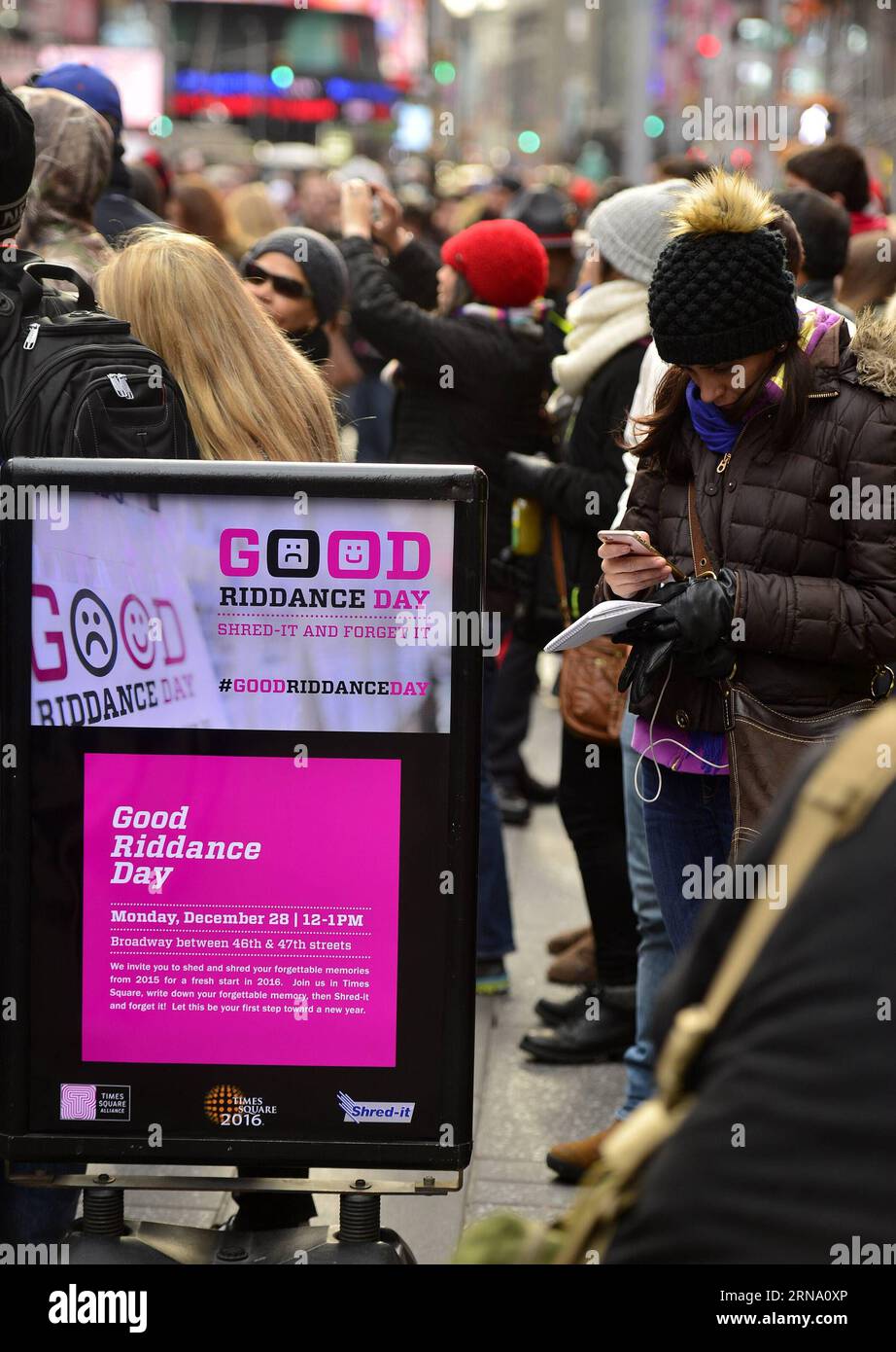 (151228) -- NEW YORK, 28. Dezember 2015 -- Teilnehmer warten in der Warteschlange, um Papiere in eine Mülltonne zu werfen, die während des Good Riddance Day am Times Square, in New York, den Vereinigten Staaten, am 28. Dezember 2015 zerfetzt werden soll. Der Good Riddance Day ist eine Veranstaltung, die kurz vor Silvester in New York stattfindet, damit die Leute Papierstücke zerkleinern können, die ihre schlechten Erinnerungen oder Dinge darstellen, die sie vor dem Neujahr loswerden wollen. ) U.S.-NEW YORK-GOOD RIDDANCE DAY WangxLei PUBLICATIONxNOTxINxCHN 151228 New York DEZ 28 2015 Teilnehmer warten in der Warteschlange, um Papiere in einen PAPIERKORB zu werfen, um während des Good Riddance Day zerkleinert zu werden Stockfoto