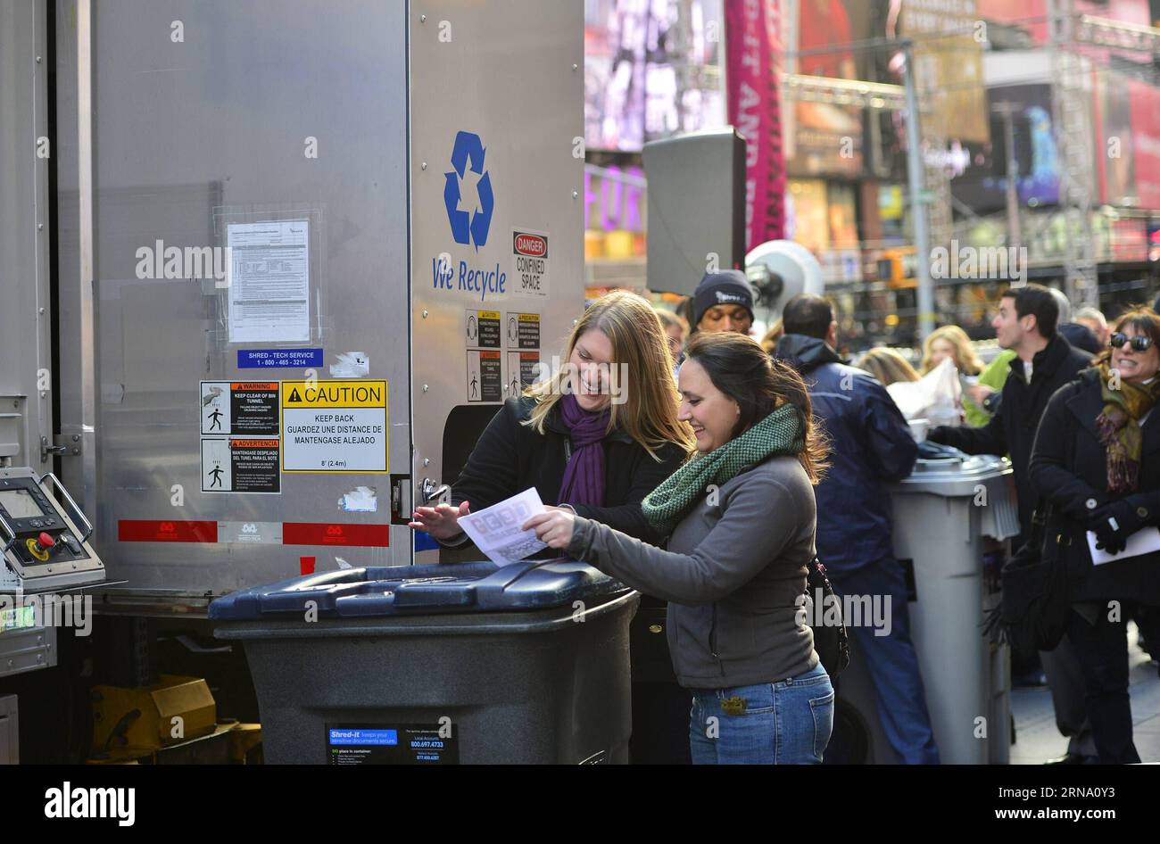 (151228) -- NEW YORK, 28. Dezember 2015 -- Teilnehmer werfen Papiere in einen Mülleimer, um sie während des Good Riddance Day am Times Square, in New York, den Vereinigten Staaten, am 28. Dezember 2015 zu zerfetzen. Der Good Riddance Day ist eine Veranstaltung, die kurz vor Silvester in New York stattfindet, damit die Leute Papierstücke zerkleinern können, die ihre schlechten Erinnerungen oder Dinge darstellen, die sie vor dem Neujahr loswerden wollen. ) U.S.-NEW YORK-GOOD RIDDANCE DAY WangxLei PUBLICATIONxNOTxINxCHN 151228 New York DEZ 28 2015 Teilnehmer werfen Papiere in einen Mülleimer, um während des Good Riddance Day AM Times Square in New York zerfetzt zu werden Stockfoto