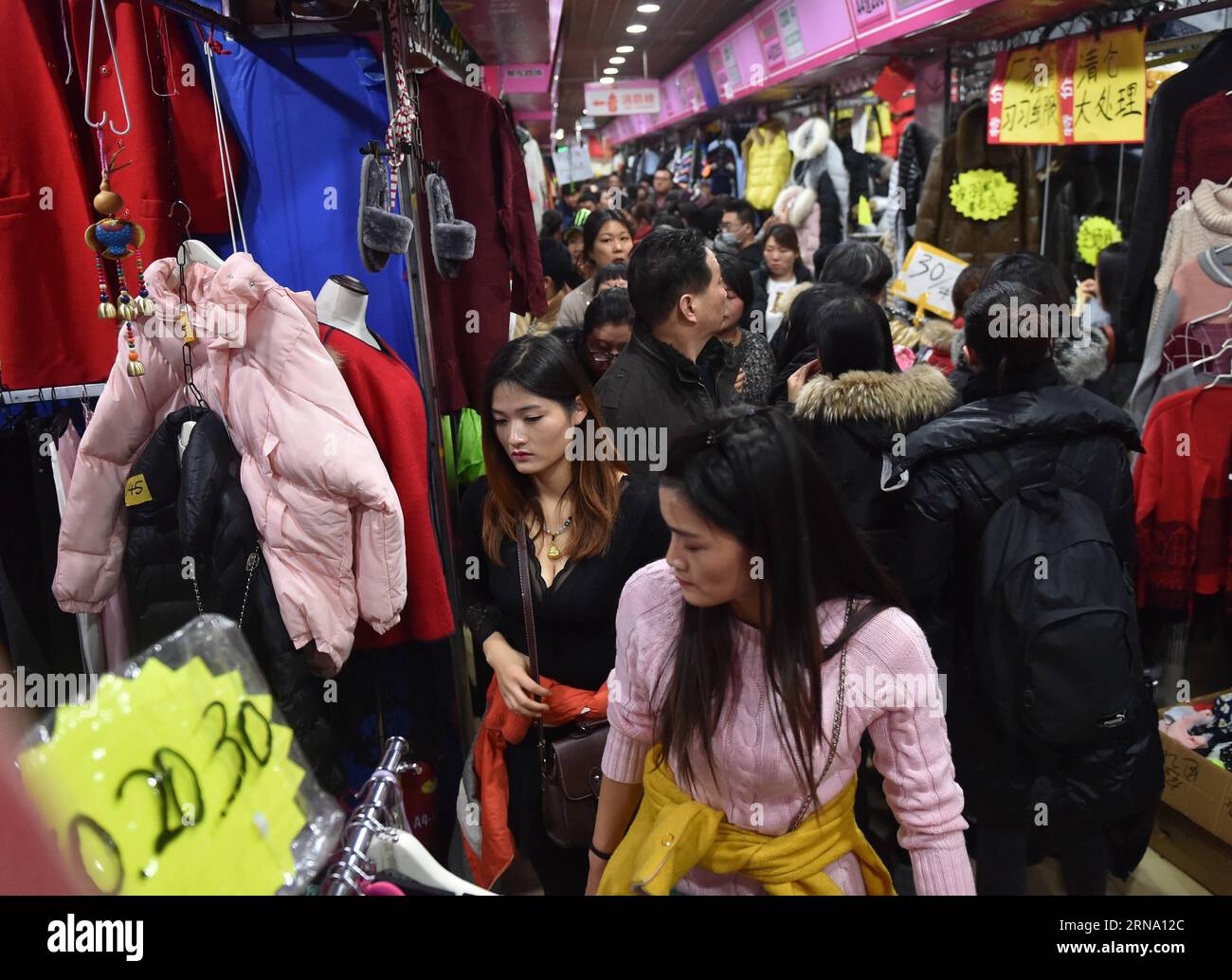 (151229) -- PEKING, 29. Dezember 2015 -- Anwohner jagen sich um den Kauf von Kleidungsstücken im Julong Foregin Trade Garment Store im Zoo Market Area im Zentrum von Xicheng District in Peking, Hauptstadt von China, 29. Dezember 2015. Die Julong Foreign Trade Garment City wird am 31. Dezember geschlossen, ein Schritt der Pekinger Regierung, die Märkte im Zoo-Marktgebiet schrittweise in die benachbarte Provinz Hebei zu verlagern, um Verkehrsstaus und Bevölkerungsdichte in der Hauptstadt zu reduzieren. Durch die Verlegung werden schließlich 300.000 Quadratmeter geräumt und etwa 30.000 Arbeiter in weniger überfüllte Vororte verlegt. ) (lfj) C Stockfoto