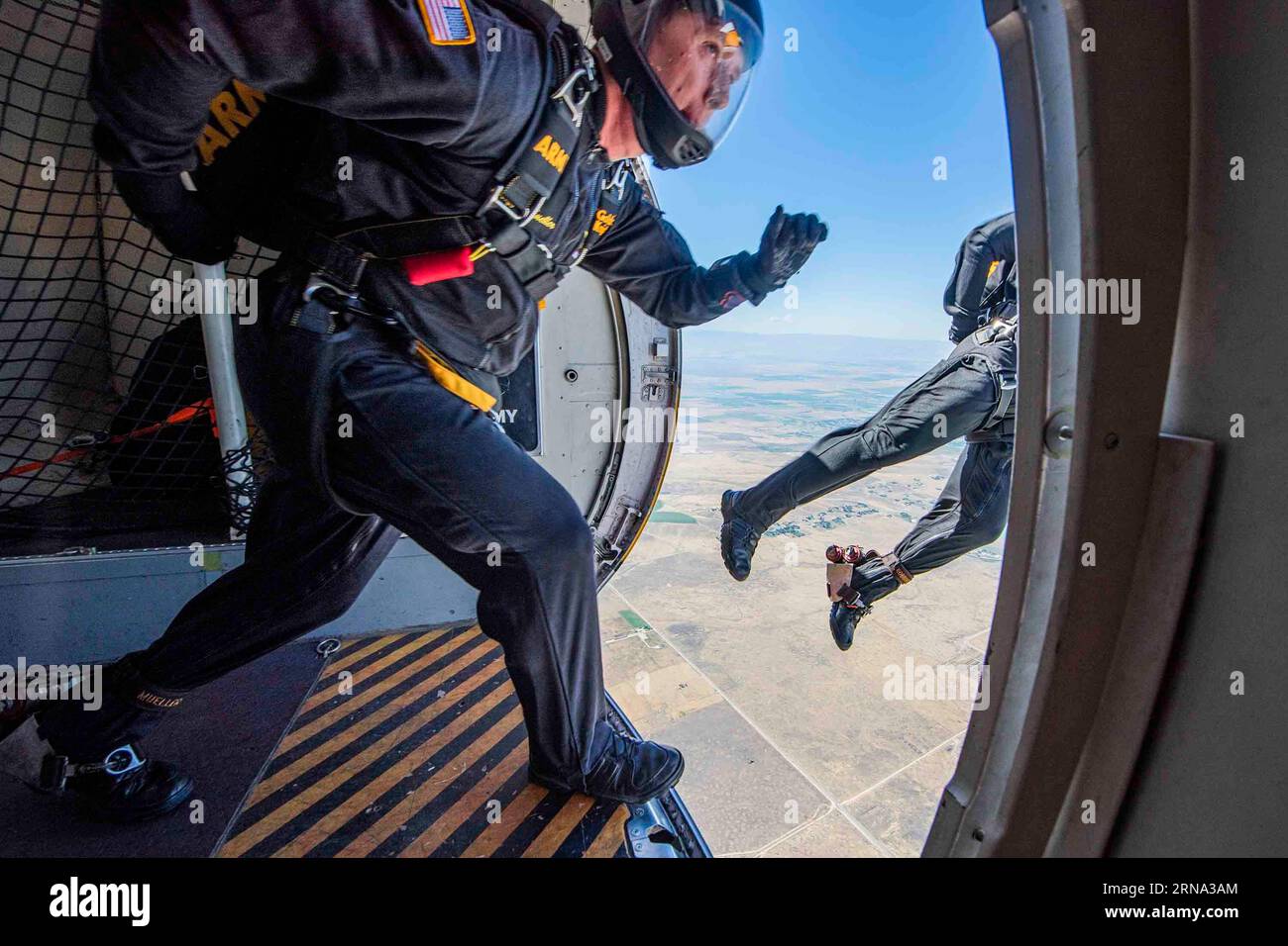 Boise, Idaho, USA. 27. August 2023. Das U.S. Army Golden Knights Fallschirmspringer-Demonstrationsteam springt aus einem de Havilland Canada C-147A Flugzeug in den Himmel, um während der Gowen Thunder Airshow vom 26. Bis 27. August 2023 auf dem Gowen Field Air Base in Boise, Idaho, Aktionen über Hunderten von Menschen durchzuführen. Quelle: U.S. National Guard/ZUMA Press Wire/ZUMAPRESS.com/Alamy Live News Stockfoto