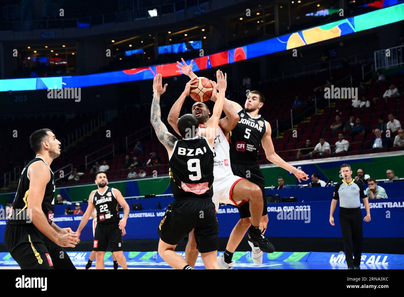 Asia Arena, Manila, Philippinen. August 2023 31. (L-R) Sami Bzai (JOR), Amr EL Gendy (EGY), Freddy Ibrahim (JOR), 31. AUGUST 2023 - Basketball - FIBA World Cup 2023 - Klassifikationsrunde 17-32 Gruppe N zwischen Ägypten 85-69 Jordanien in der Mall of Asia Arena, Manila, Philippinen. Quelle: SportsPressJP/AFLO/Alamy Live News Stockfoto