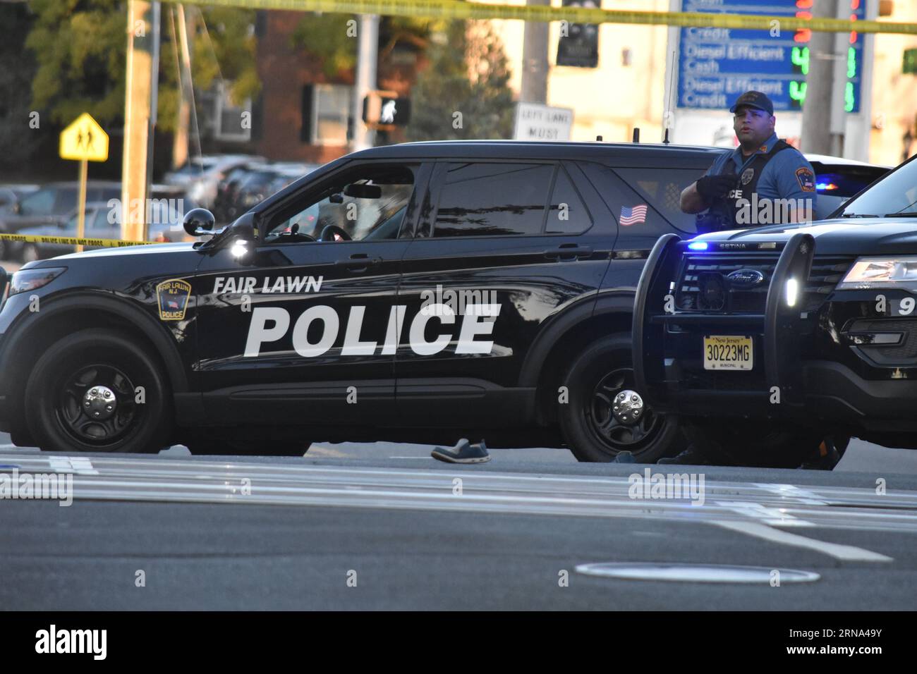 Fair Lawn, Usa. August 2023 31. Polizeifahrzeuge blockieren die Umgebung des Tatorts. Tödlicher Zug- versus Fußgängerunfall im Fair Lawn. Eine Person wurde auf der Szene für verstorben erklärt, nachdem sie Berichten zufolge von einem New Jersey Transit Train am Donnerstagabend gegen 19:00 Uhr Eastern Time am Radburn Train Station an der Kreuzung von Pollit Drive und Fair Lawn Avenue getroffen wurde. Auf den Gleisen waren Schuhe zu sehen, und am Tatort war auch ein Tuch zu sehen, das die Leiche des Opfers bedeckte. Quelle: SOPA Images Limited/Alamy Live News Stockfoto