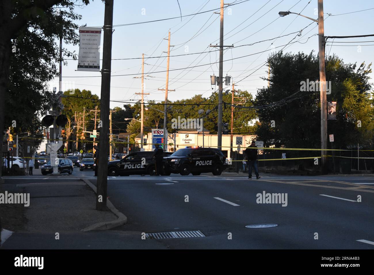 Fair Lawn, Usa. August 2023 31. Polizeifahrzeuge blockieren die Umgebung des Tatorts. Tödlicher Zug- versus Fußgängerunfall im Fair Lawn. Eine Person wurde auf der Szene für verstorben erklärt, nachdem sie Berichten zufolge von einem New Jersey Transit Train am Donnerstagabend gegen 19:00 Uhr Eastern Time am Radburn Train Station an der Kreuzung von Pollit Drive und Fair Lawn Avenue getroffen wurde. Auf den Gleisen waren Schuhe zu sehen, und am Tatort war auch ein Tuch zu sehen, das die Leiche des Opfers bedeckte. Quelle: SOPA Images Limited/Alamy Live News Stockfoto