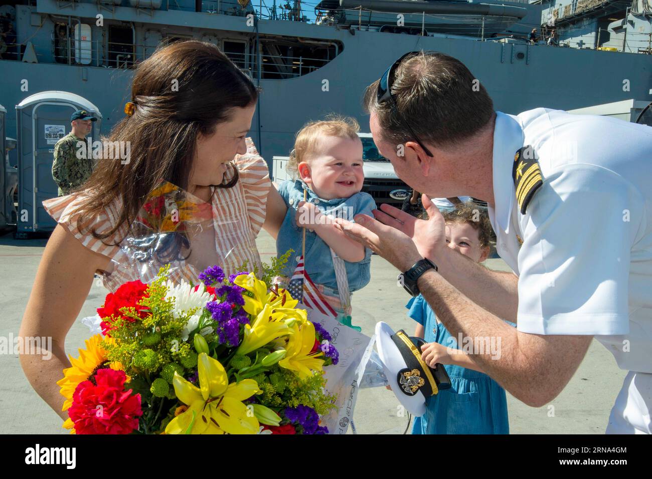 San Diego, Kalifornien, USA. 28. August 2023. Ltr.-Cmdr. Kevin McDermott begrüßt seine Familie vom Pier des Arleigh Burke-Klasse-Raketenzerstörers USS Paul Hamilton (DDG 60) in San Diego, 28. August 2023. Paul Hamilton kehrte nach einem siebenmonatigen Einsatz in der 5. US-Flotte zurück. Quelle: U.S. Navy/ZUMA Press Wire/ZUMAPRESS.com/Alamy Live News Stockfoto