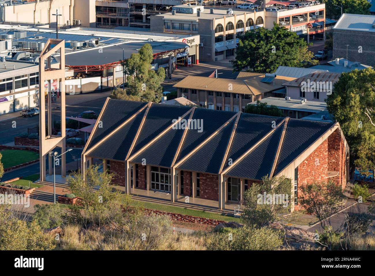 Blicken Sie auf die katholische Kirche Our Lady of the Sacred Heart in Alice Springs, Northern Territory, die 1969 nach einem Entwurf von Andrew McPhee erbaut wurde Stockfoto