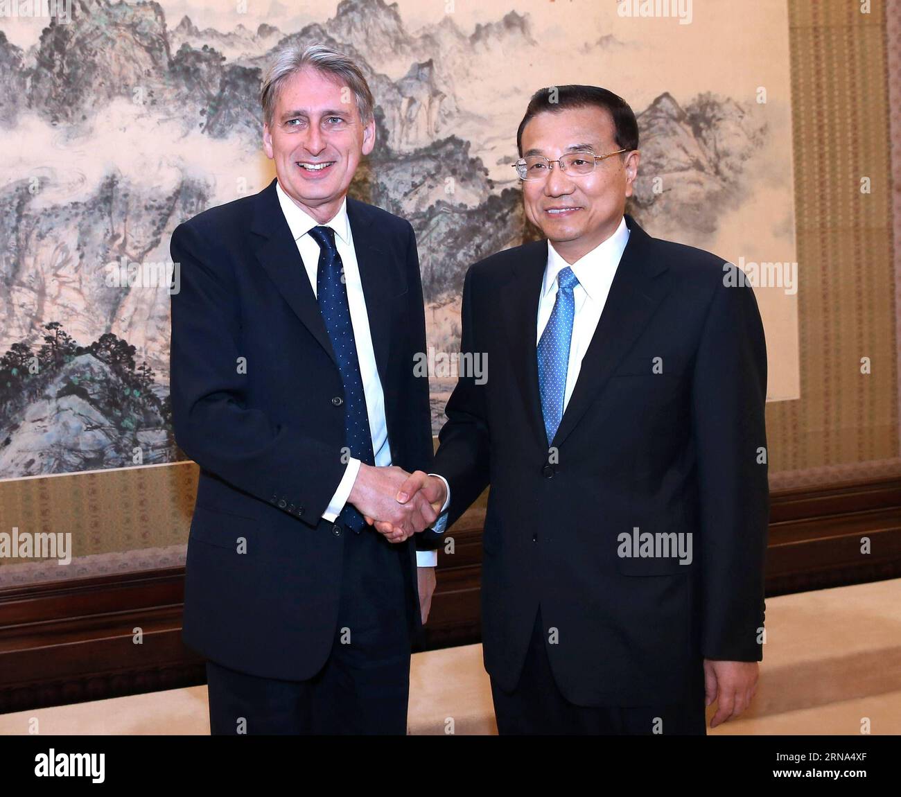 (160106) -- PEKING, 6. Januar 2016 -- der chinesische Premier Li Keqiang (R) trifft sich mit dem britischen Außenminister Philip Hammond in Peking, der Hauptstadt Chinas, am 6. Januar 2016. ) (dhf) CHINA-BEIJING-LI KEQIANG-BRITAIN-MEETING (CN) PangxXinglei PUBLICATIONxNOTxINxCHN 160106 Peking 6. Januar 2016 der chinesische Premierminister Keqiang r trifft sich mit dem britischen Außenminister Philip Hammond in Peking Hauptstadt Chinas 6. Januar 2016 DHF China Peking links Keqiang Großbritannien Treffen CN PangxXinglei PNOBLICATINxCHN Stockfoto