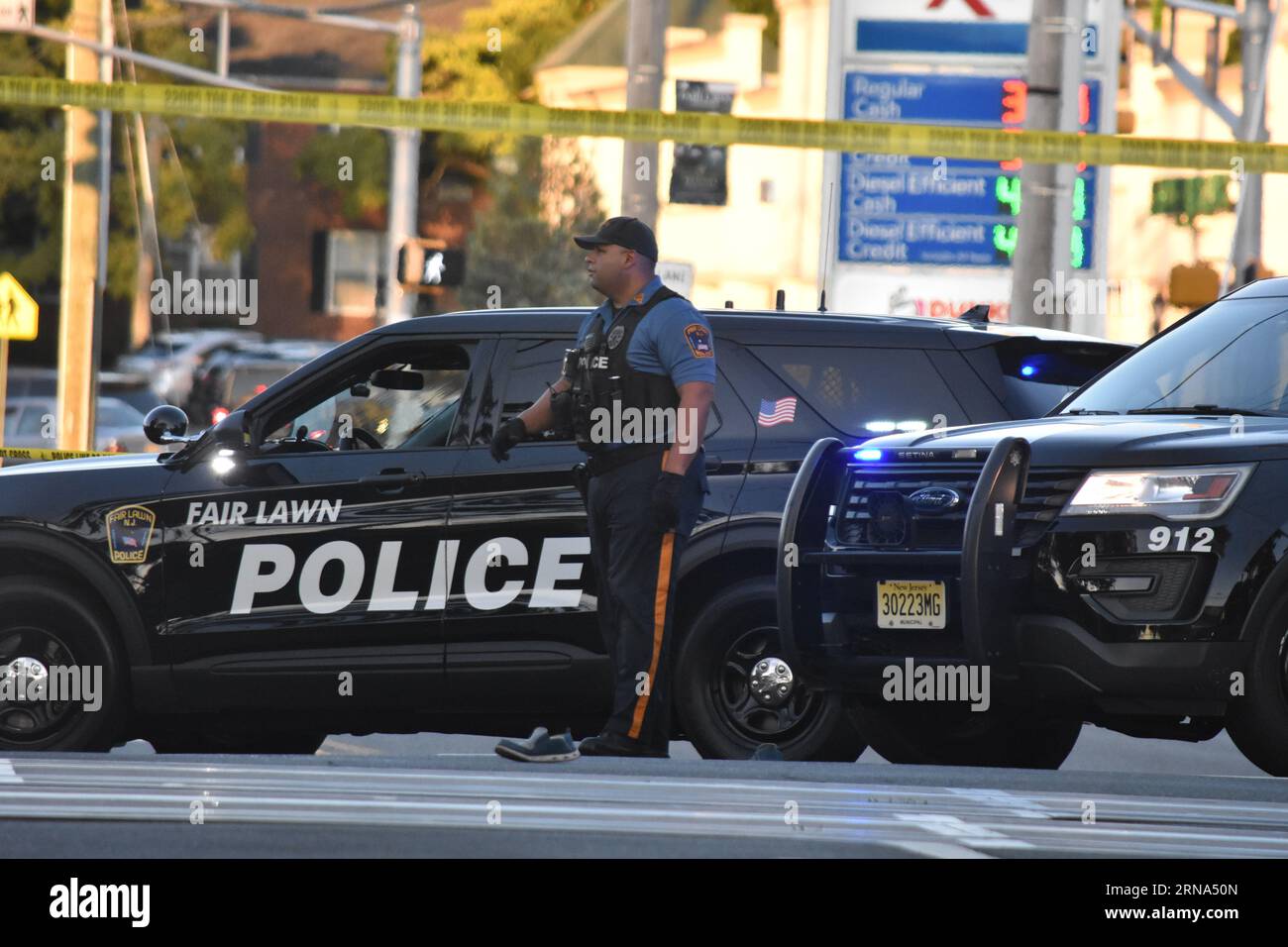 Fair Lawn, Usa. August 2023 31. Polizeifahrzeuge blockieren die Umgebung des Tatorts. Tödlicher Zug- versus Fußgängerunfall im Fair Lawn. Eine Person wurde auf der Szene für verstorben erklärt, nachdem sie Berichten zufolge von einem New Jersey Transit Train am Donnerstagabend gegen 19:00 Uhr Eastern Time am Radburn Train Station an der Kreuzung von Pollit Drive und Fair Lawn Avenue getroffen wurde. Auf den Gleisen waren Schuhe zu sehen, und am Tatort war auch ein Tuch zu sehen, das die Leiche des Opfers bedeckte. (Foto: Kyle Mazza/SOPA Images/SIPA USA) Credit: SIPA USA/Alamy Live News Stockfoto