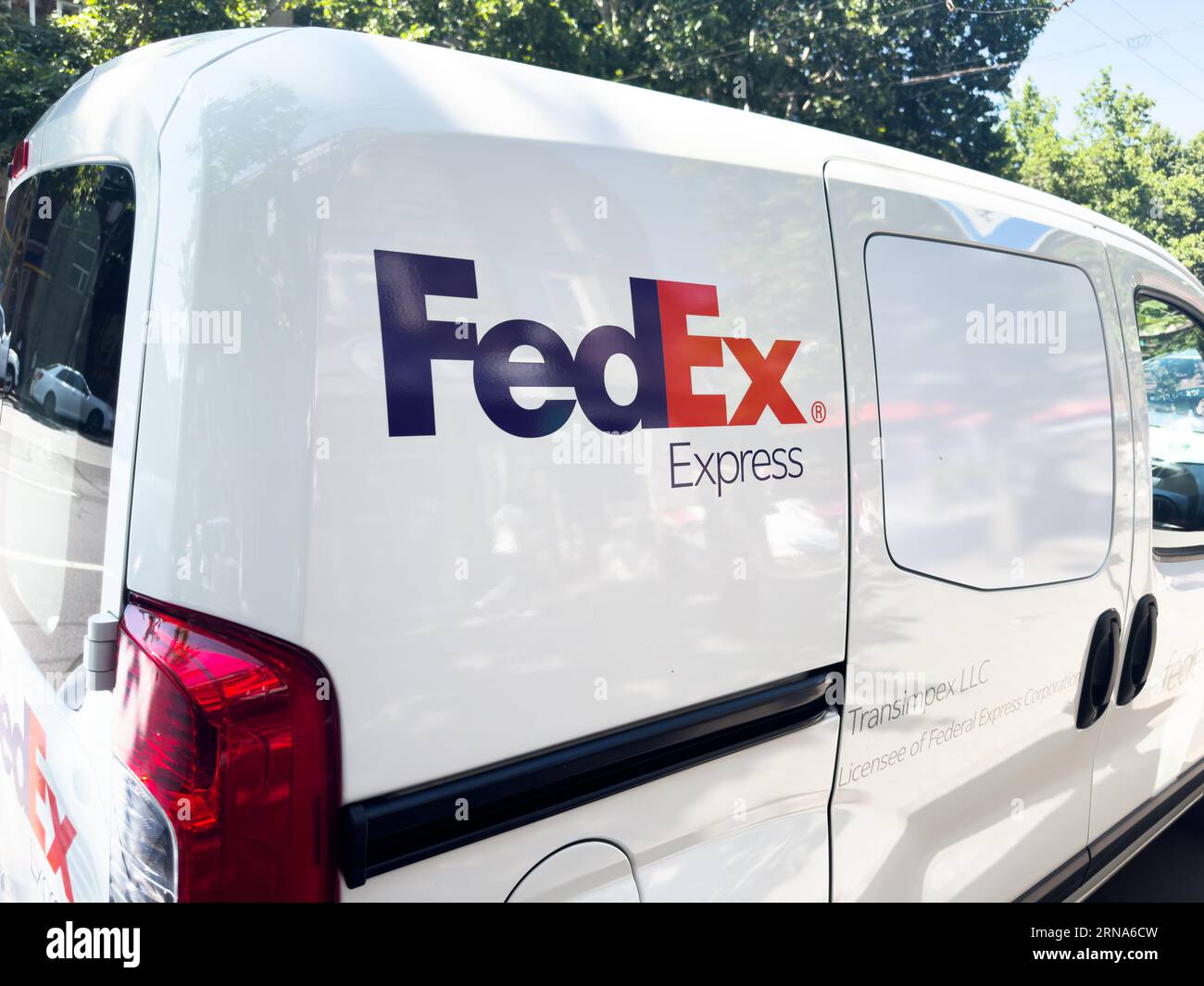 Jerewan, Armenien, 30. Juni 2023: FedEx-Auto auf dem Parkplatz geparkt. FedEx Fahrzeugauslieferungen Stockfoto
