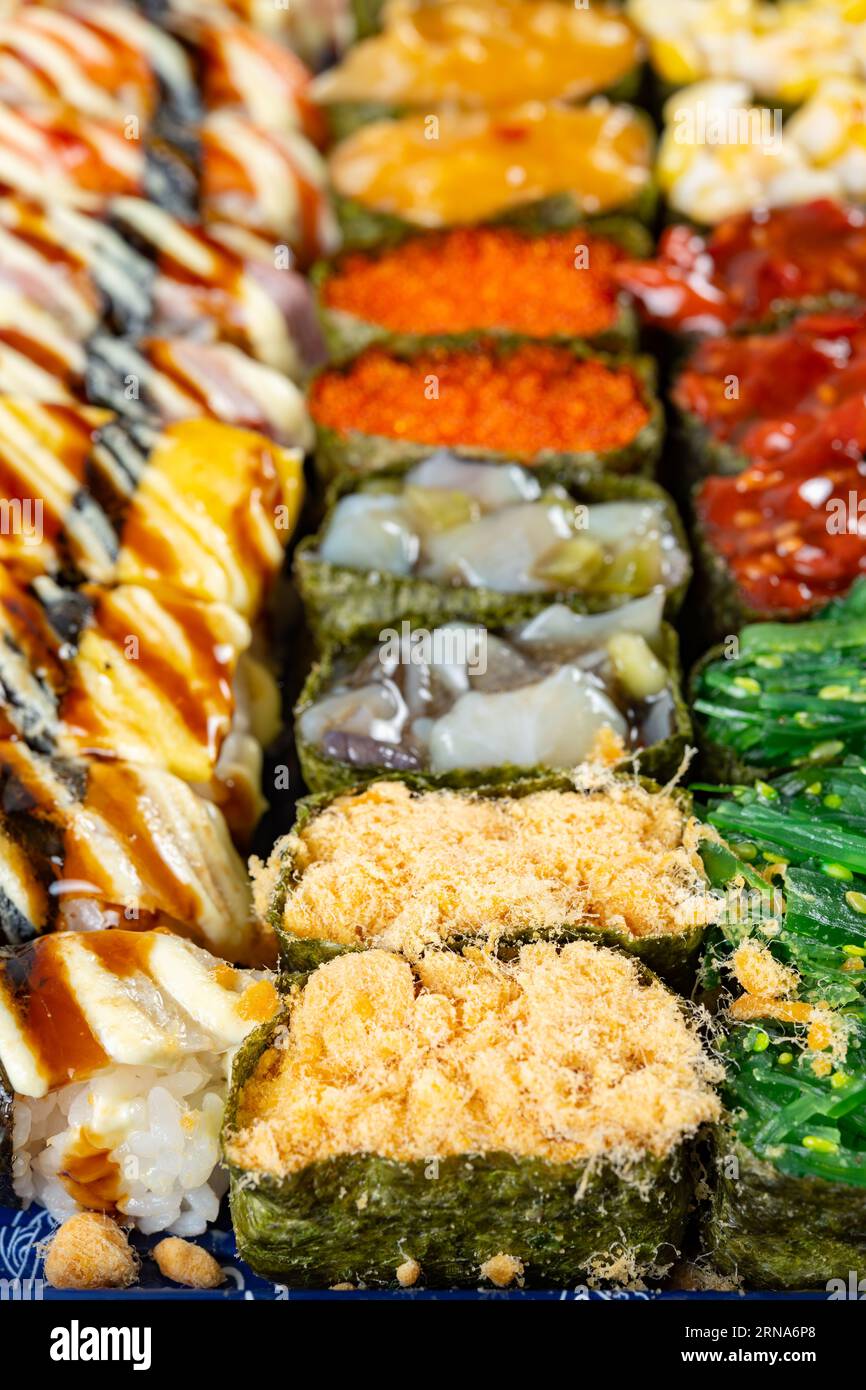 Winkelansicht verschiedene vertikale Sushi-Kompositionen Stockfoto