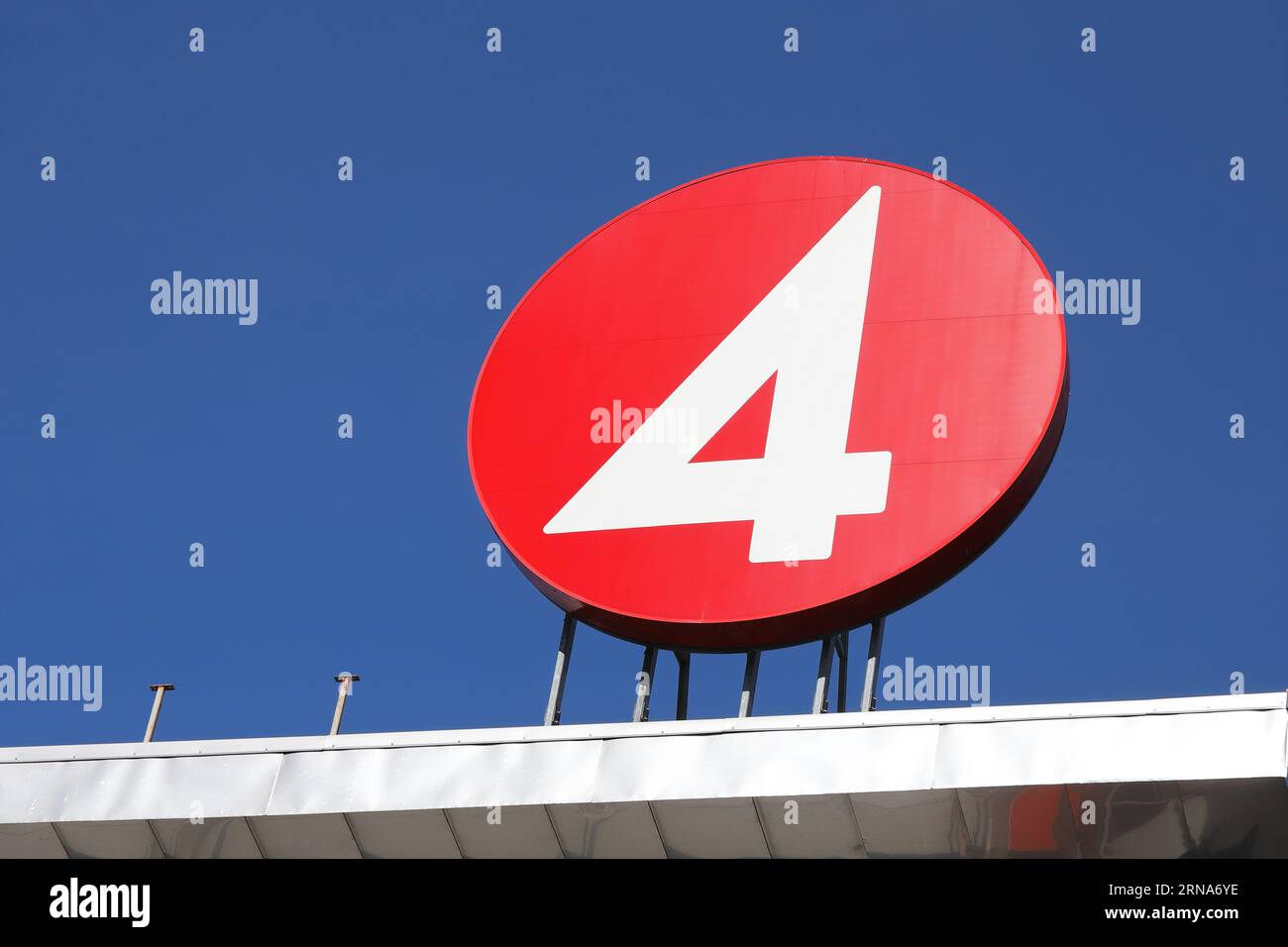 Stockholm, Schweden - 31. August 2023: Der schwedische kommerzielle, frei empfangbare Fernsehsender TV4-Logo am Hauptsitz und in den Studios des Tegelud Stockfoto