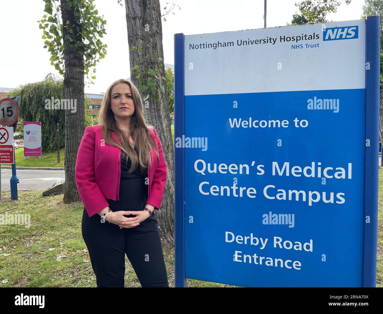 Natalie Cosgrove, eine medizinische Fahrlässigkeitspartnerin bei Ashtons Legal, sprach vor dem Queen's Medical Centre in Nottingham über die unabhängige Überprüfung von Versorgungsfehlern beim Nottingham University Hospitals NHS Trust. Bilddatum: Mittwoch, 30. August 2023. Stockfoto