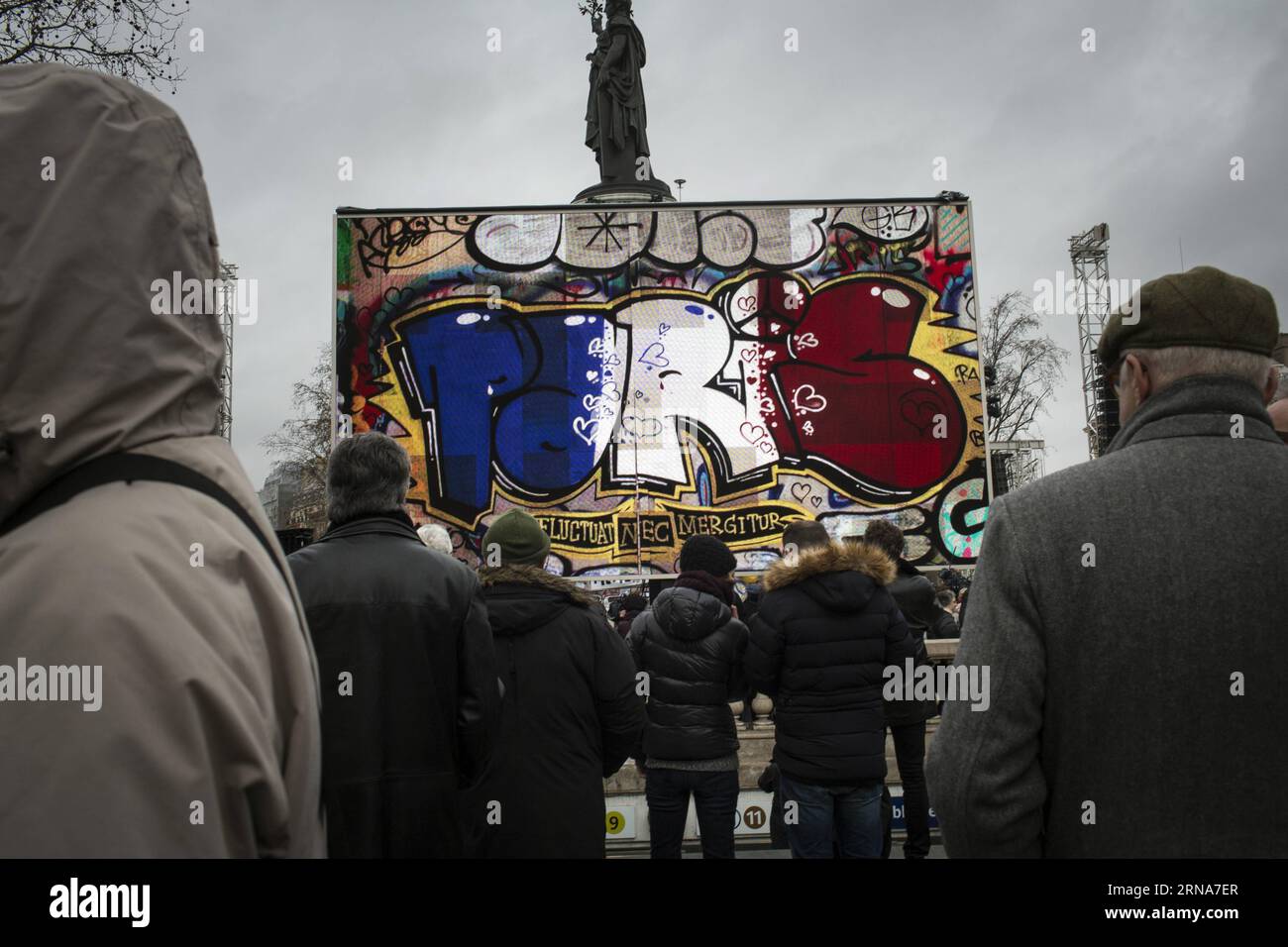 Paris gedenkt der Opfer der Anschläge am 10. Januar 2016 in Paris, der Hauptstadt Frankreichs, wird eine nationale Hommage an die Terroropfer begangen. Hunderte von Franzosen versammelten sich auf dem Platz der Republik im Osten von Paris, um an einer nationalen Hommage an die 147 Opfer teilzunehmen, die im Januar und November 2015 bei separaten Anschlägen getötet wurden. FRANKREICH-PARIS-TERROROPFER-NATIONALE TRIBUT XavierxdexTorres PUBLICATIONxNOTxINxCHN Paris tut die Opfer die Anschläge Prominente besuchen eine nationale Tribut an Terroropfer in Paris Hauptstadt von Frankreich AM 10. Januar 2016 versammelten sich Hunderte von französischen Prominenten in der Republik Stockfoto