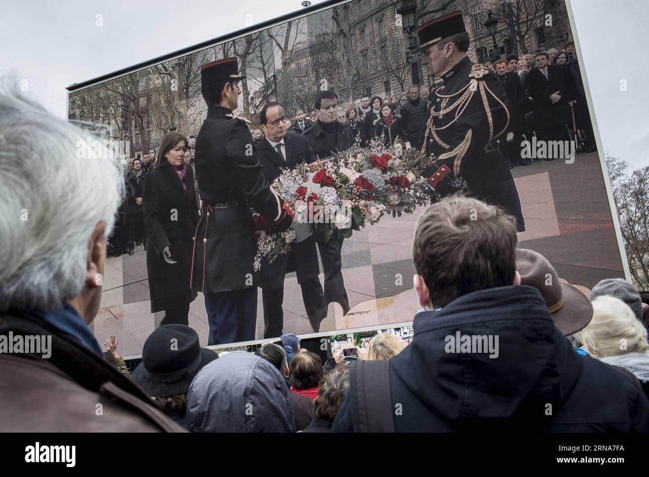 Ein Bildschirm zeigt den französischen Präsidenten Francois Hollande, der am 10. Januar 2016 in Paris, der Hauptstadt Frankreichs, an einer nationalen Hommage an Terroropfer teilnimmt. Hunderte von Franzosen versammelten sich auf dem Platz der Republik im Osten von Paris, um an einer nationalen Hommage an die 147 Opfer teilzunehmen, die im Januar und November 2015 bei separaten Anschlägen getötet wurden. FRANKREICH-PARIS-TERROROPFER-NATIONALER TRIBUT XavierxdexTorres PUBLICATIONxNOTxINxCHN ein Bildschirm zeigt den französischen Präsidenten Francois Hollande, der AM 10. Januar 2016 in der französischen Hauptstadt Paris an einem nationalen Tribut an TERROROPFER teilnimmt Stockfoto